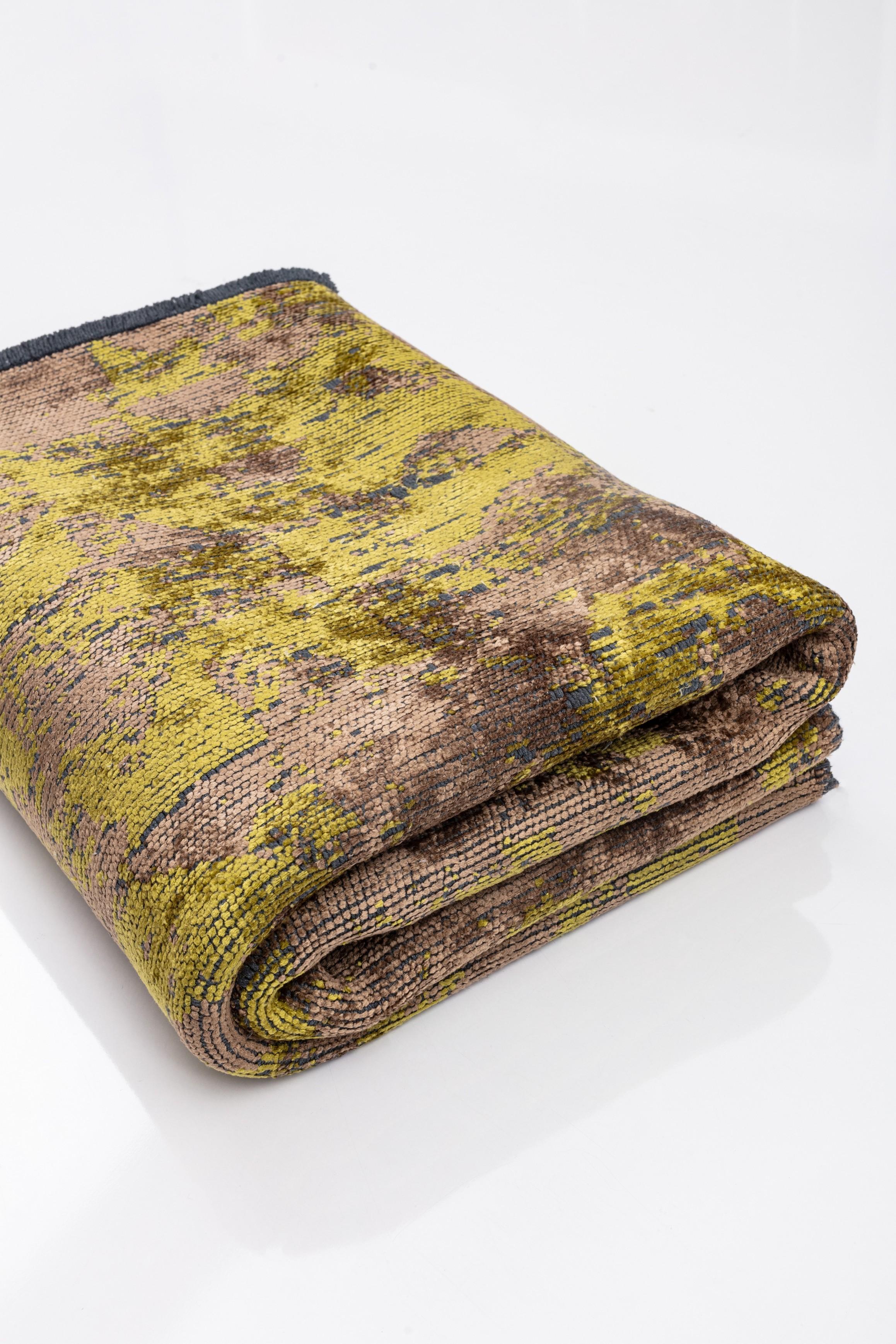 Im Angebot: Modern Camouflage Luxury Hand-Finished Area Rug,  (Braun) 4