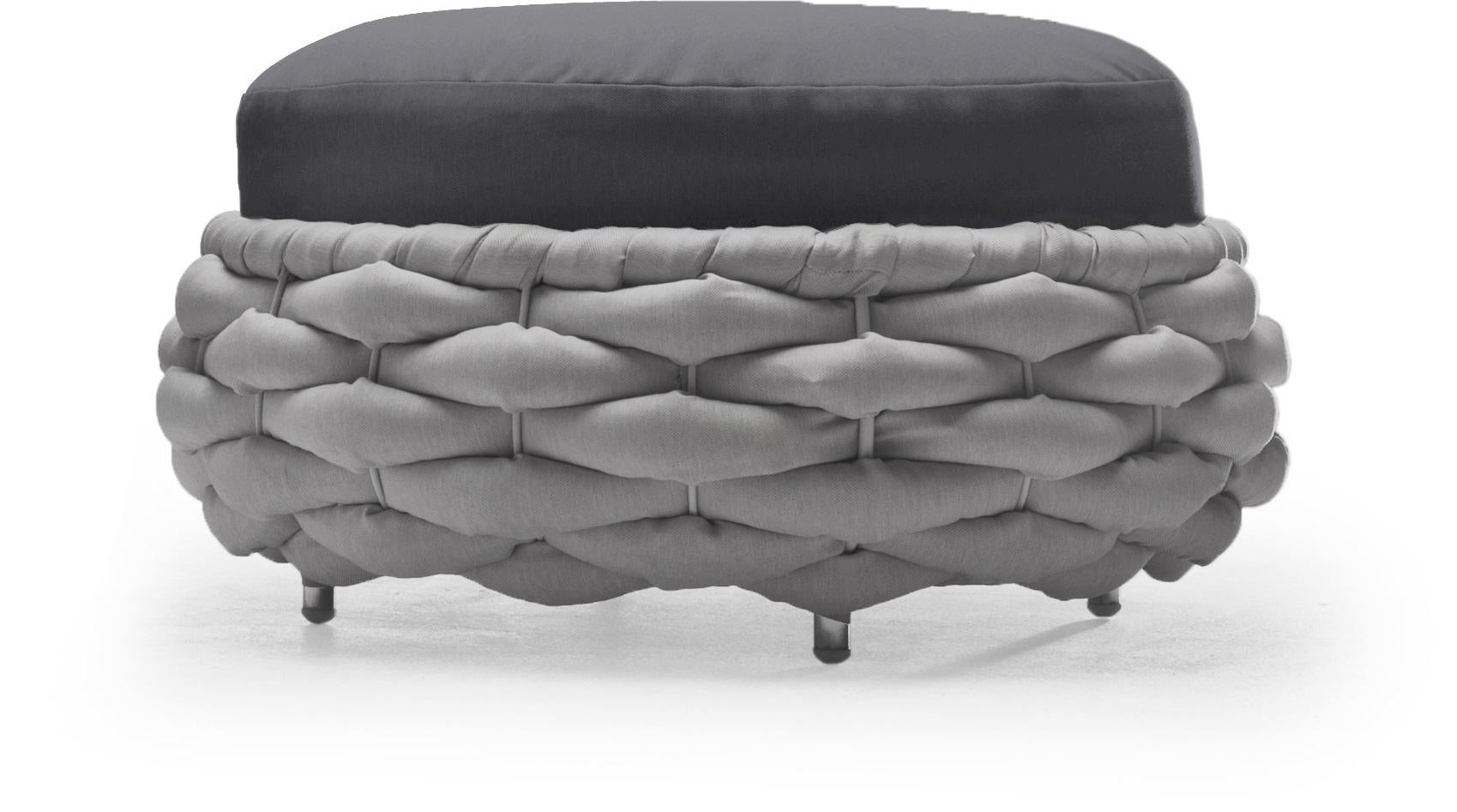 Pouf Rapunzel di Kenneth Cobonpue.
Materiali: Polietilene, schiuma di uretano, acciaio inox, acciaio. 
Disponibile anche in altri colori.
Dimensioni: Diametro 62,5 cm x altezza 40 cm 

Affonda con calma in Rapunzel. Lascia che una storia emerga