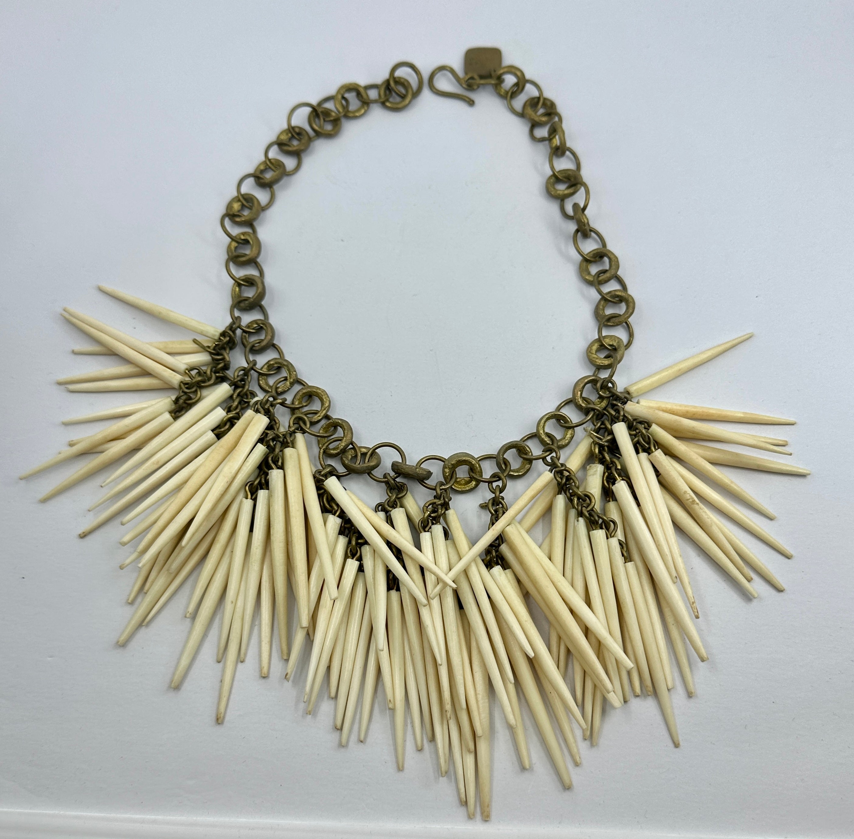 Gönnen Sie sich eine absolut fantastische Ashley Pittman Tribal Horn Halskette aus dem Nachlass der legendären Raquel Welch!  Das prächtige Schmuckstück von Ashley Pittman besteht aus einem unglaublichen Kranz von vier Zentimeter langen Anhängern