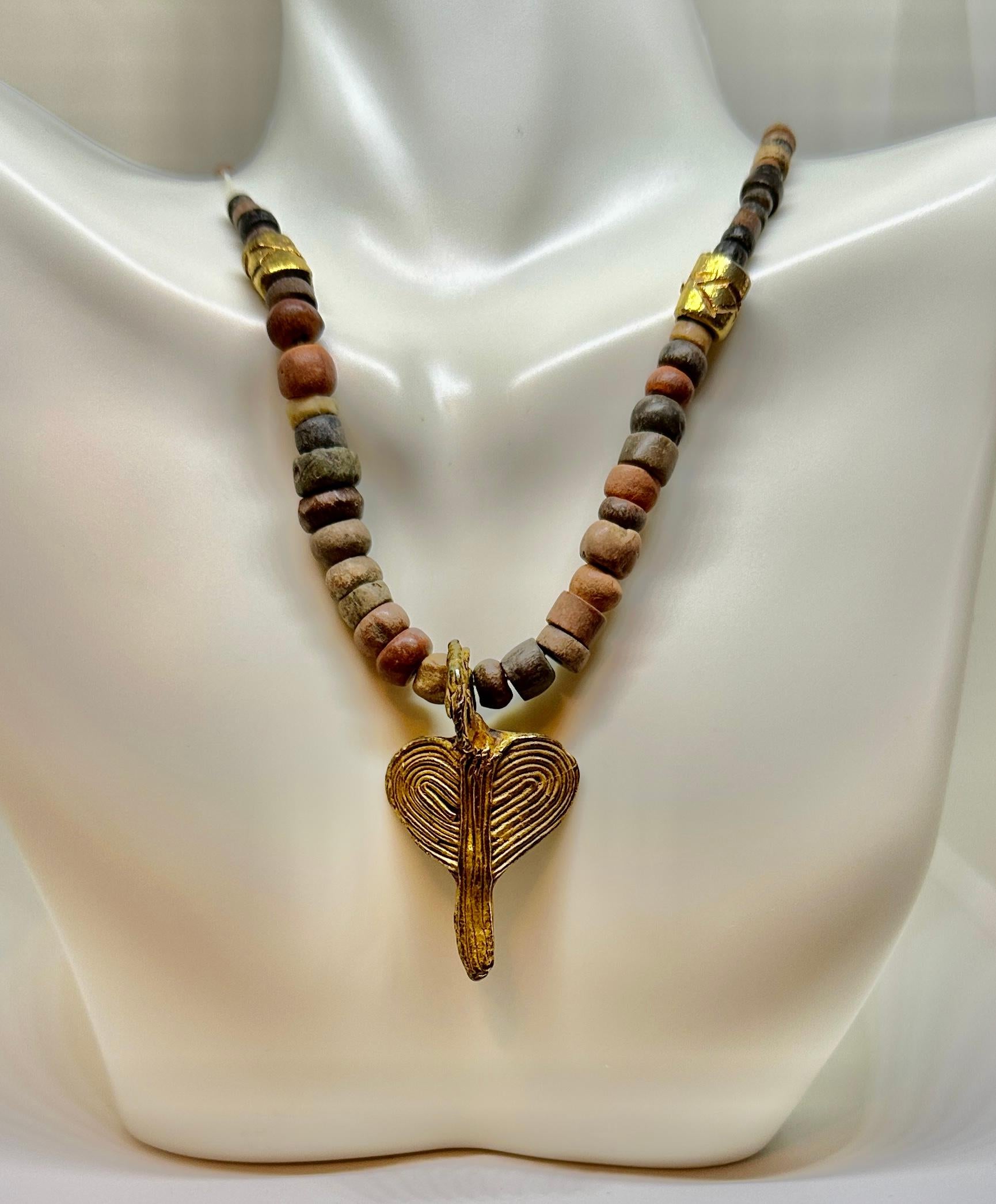 Regálate un fantástico Colgante de Pájaro Azteca y Collar de Cuentas Antiguas, ¡garantizado que procede de la herencia de la legendaria Raquel Welch!  Esta magnífica joya lleva un colgante antiguo con forma de pájaro que creo que es una