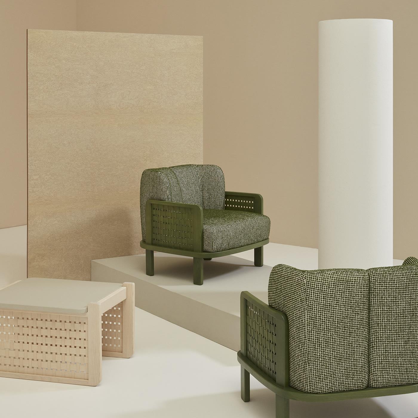 Dieser ebenso kühne wie kompakte Sessel ist eine raffinierte Ergänzung für moderne Interieurs mit Erdtönen. Das Gestell aus chromgrün (RAL 6020) lackiertem Eschenholz zeichnet sich durch abgerundete Ecken und herausragende Seiten aus, die ein