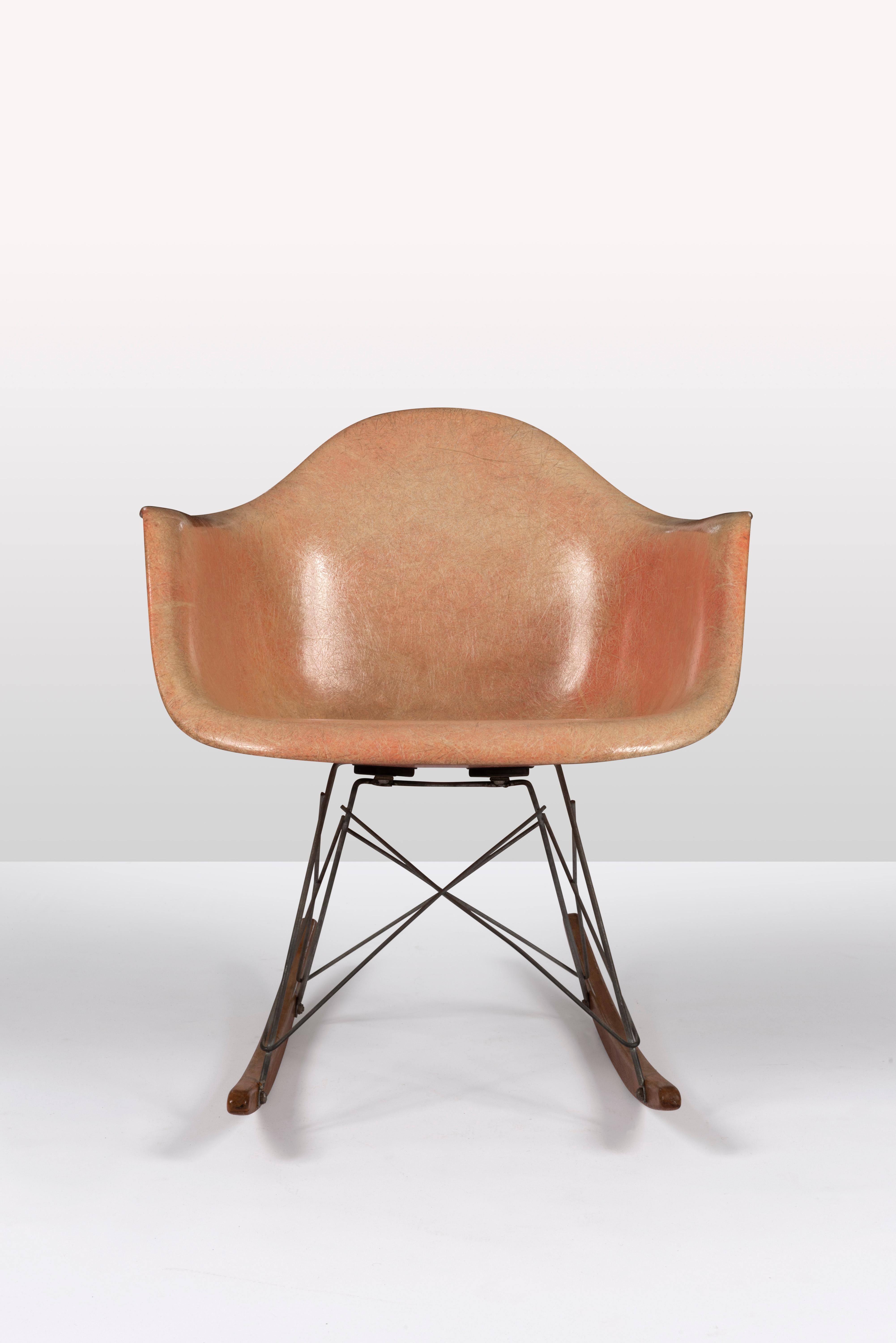 Dieser emblematische Schaukelstuhl, der in den fünfziger Jahren von Charles & Ray Eames entworfen wurde, ist für seine kraftvolle Form und seinen unbestreitbaren Komfort bekannt. Der RAR (Rocking Armchair Rod Base) aus Polypropylen, Aluminium und