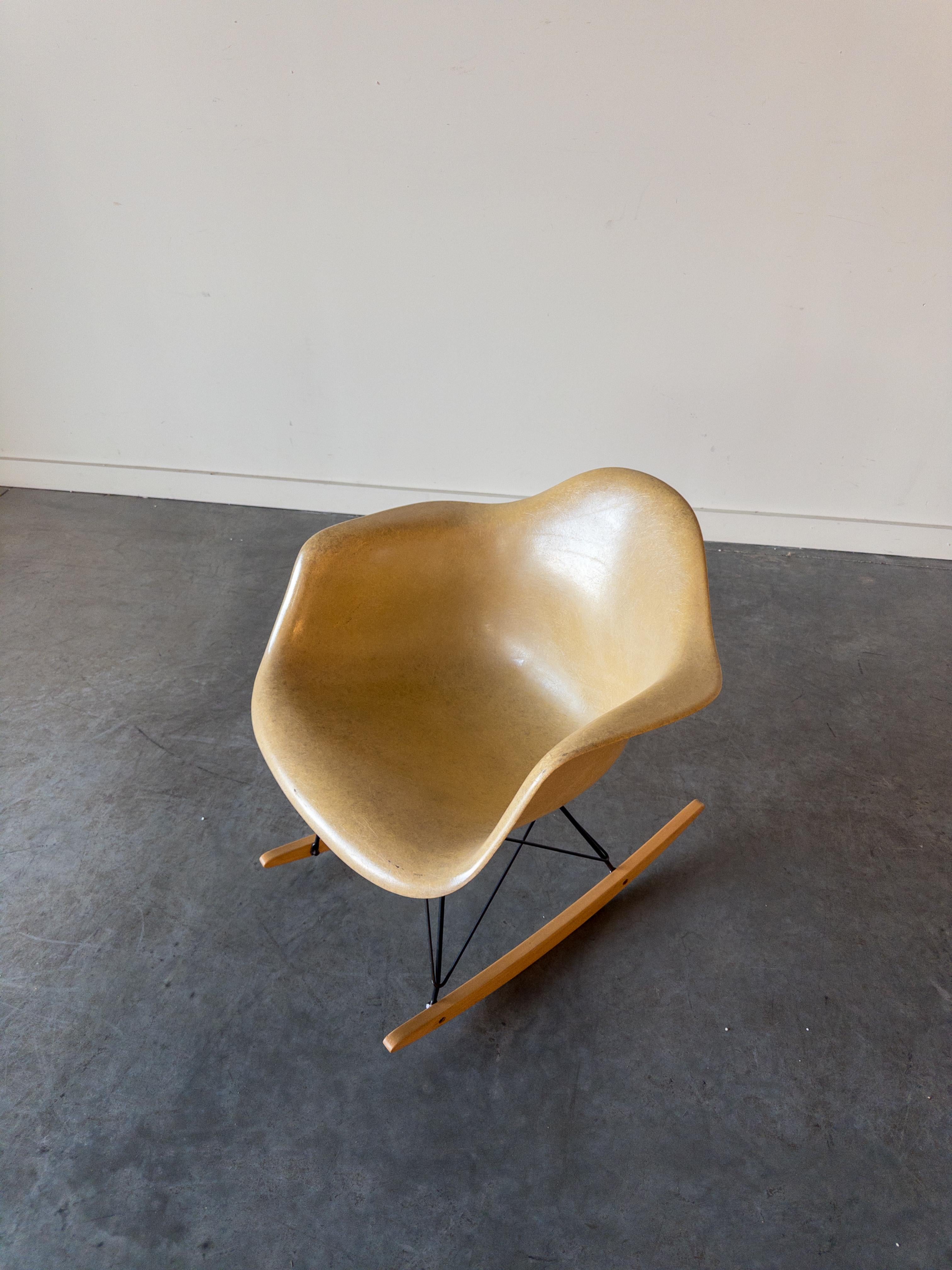 Mid-Century moderno Sedia a dondolo 'RAR' di Charles and Ray Eames per Herman Miller, anni '60 in vendita