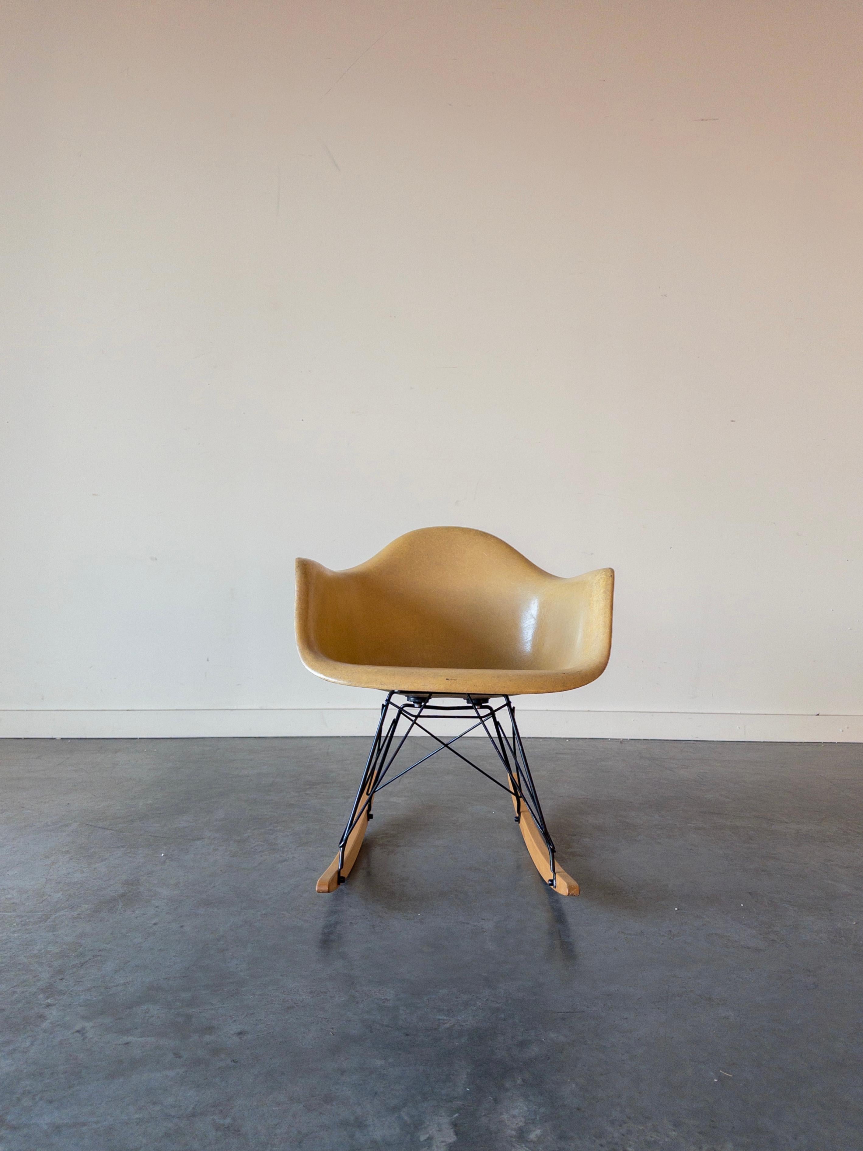 Americano Sedia a dondolo 'RAR' di Charles and Ray Eames per Herman Miller, anni '60 in vendita