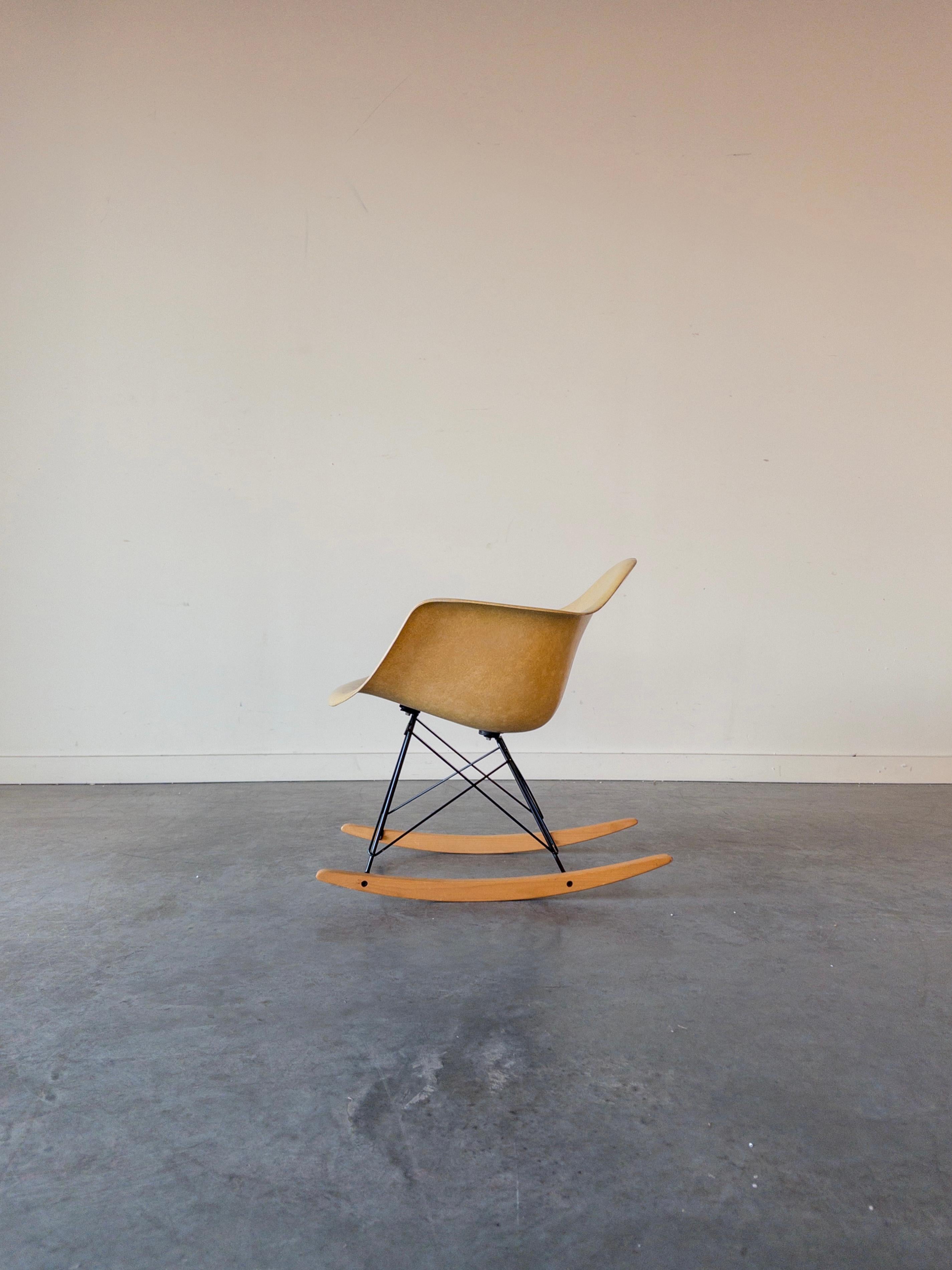 Sedia a dondolo 'RAR' di Charles and Ray Eames per Herman Miller, anni '60 In condizioni buone in vendita a New York, NY