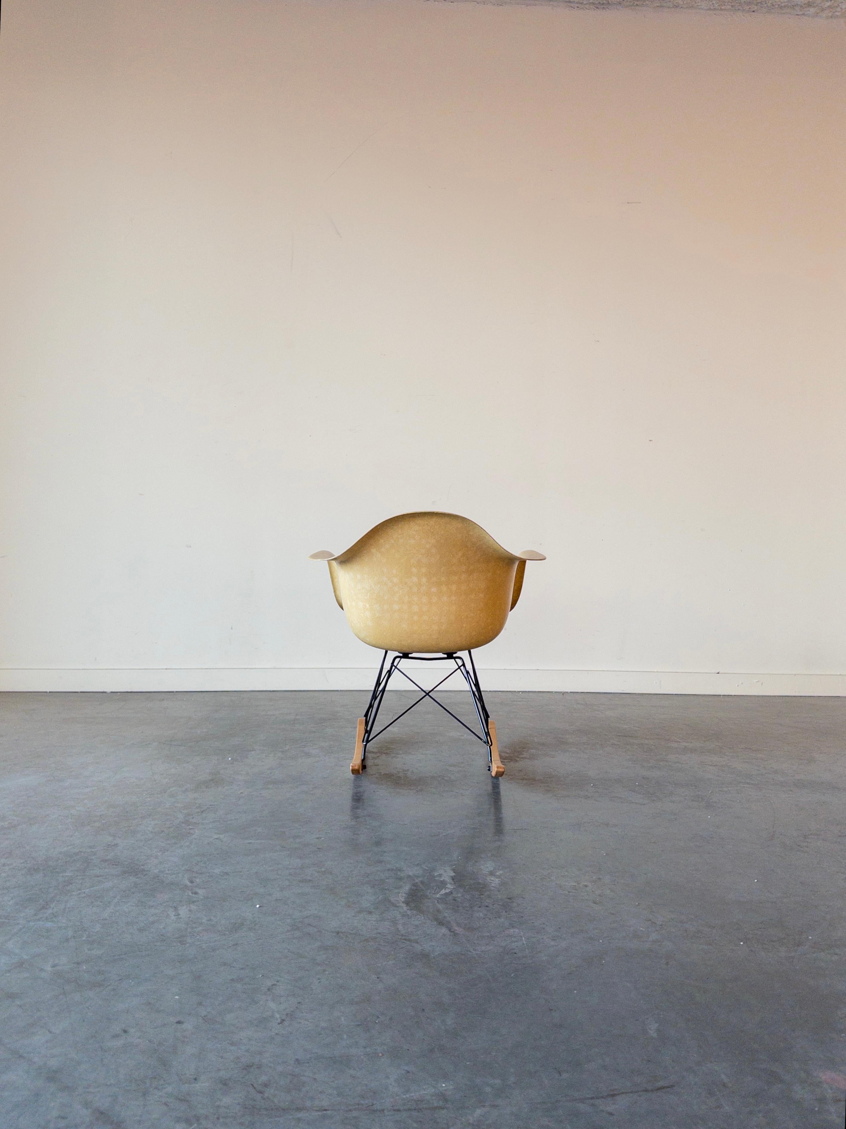 Metà XX secolo Sedia a dondolo 'RAR' di Charles and Ray Eames per Herman Miller, anni '60 in vendita