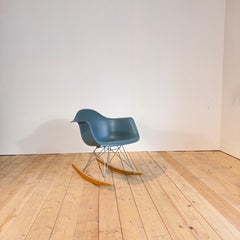 RAR Rocking Chair di Charles & Ray Eames per Vitra, azzurro