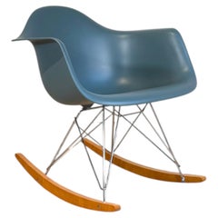 RAR Rocking Chair di Charles & Ray Eames per Vitra, azzurro