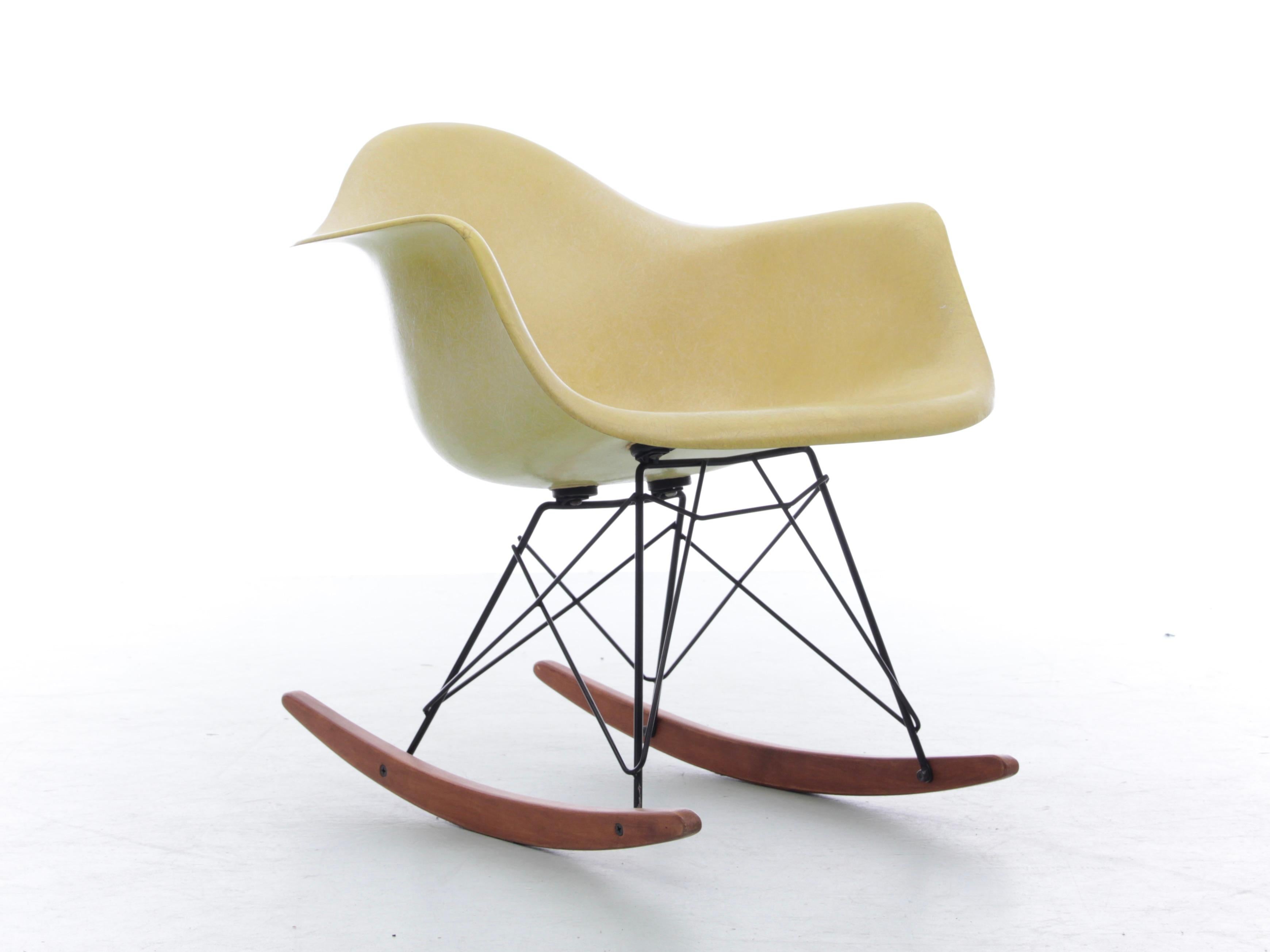 Authentique fauteuil RAR (Rocking Arm Chair) coquille Eames édition originale et vintage Herman Miller Design/One - 1950

Coque d'origine en fibre de verre de couleur jeune pâle. Trace de Label sous le siège.

Condit en excellent état d'origine.