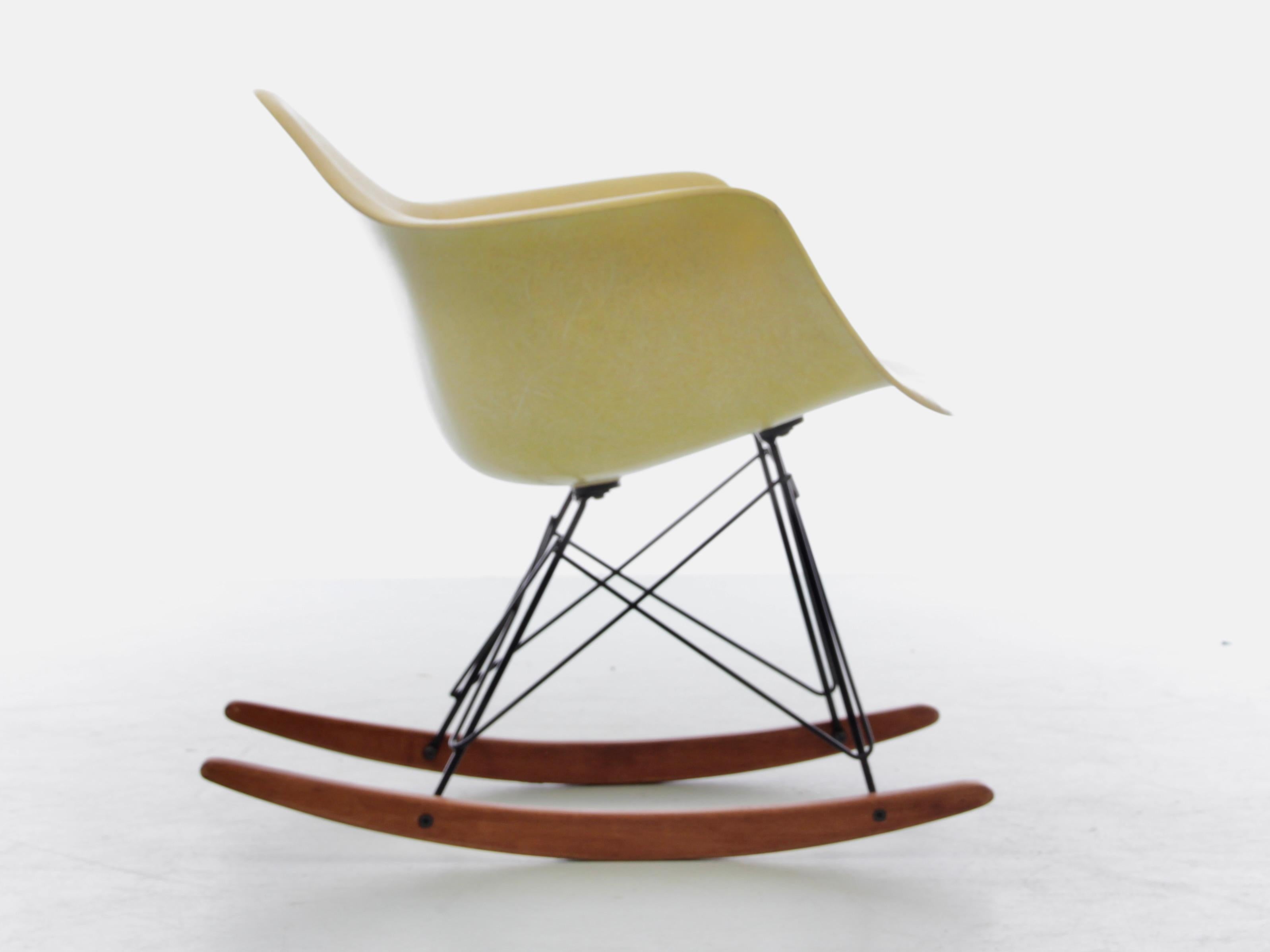 Scandinave moderne Chaise à bascule Eames jaune d'origine vintage - Herman Miller en vente