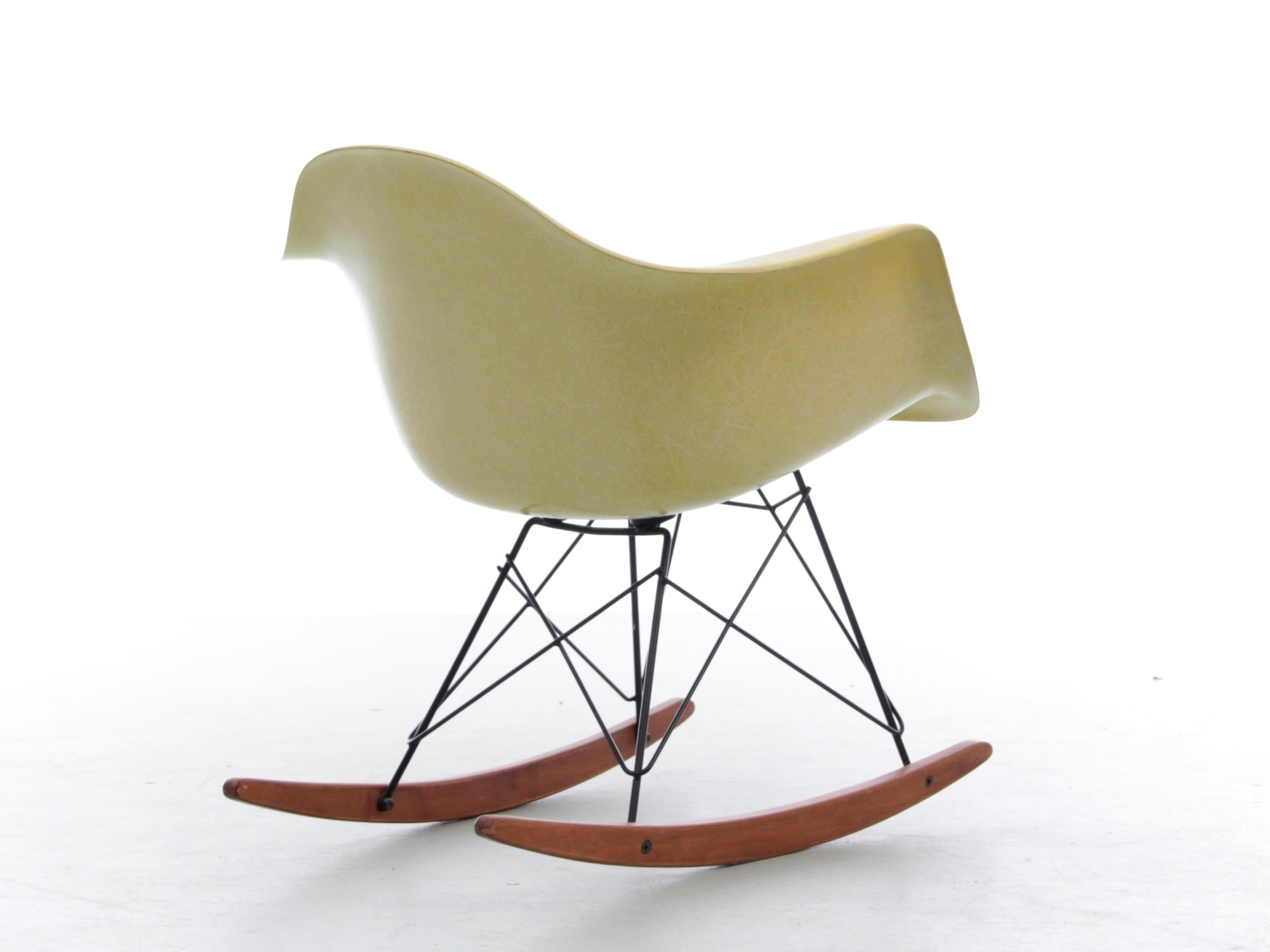 Américain Chaise à bascule Eames jaune d'origine vintage - Herman Miller en vente