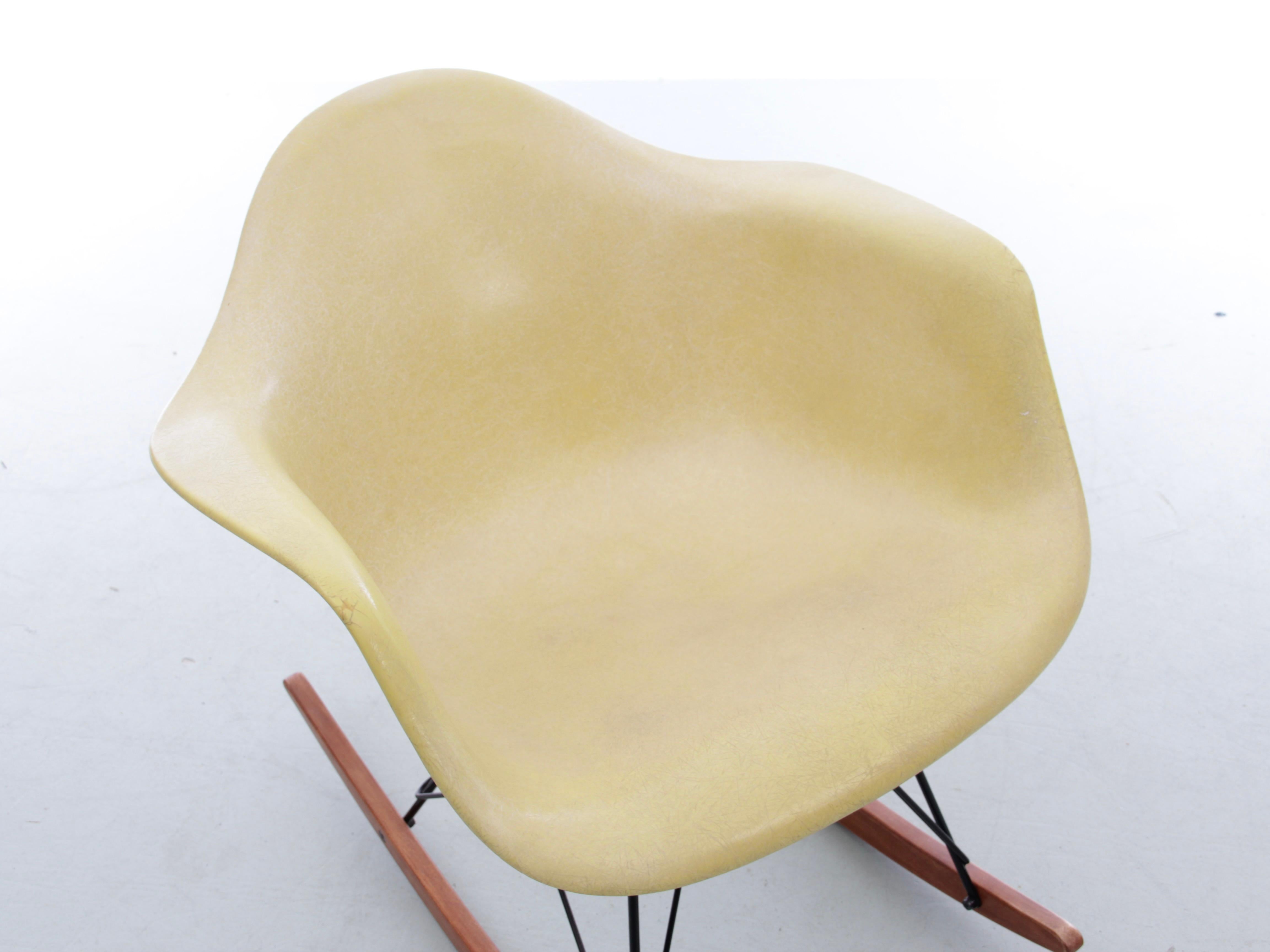 RAR Rocking Chair Eames yellow original vintage - Herman Miller In Good Condition For Sale In Courbevoie, FR