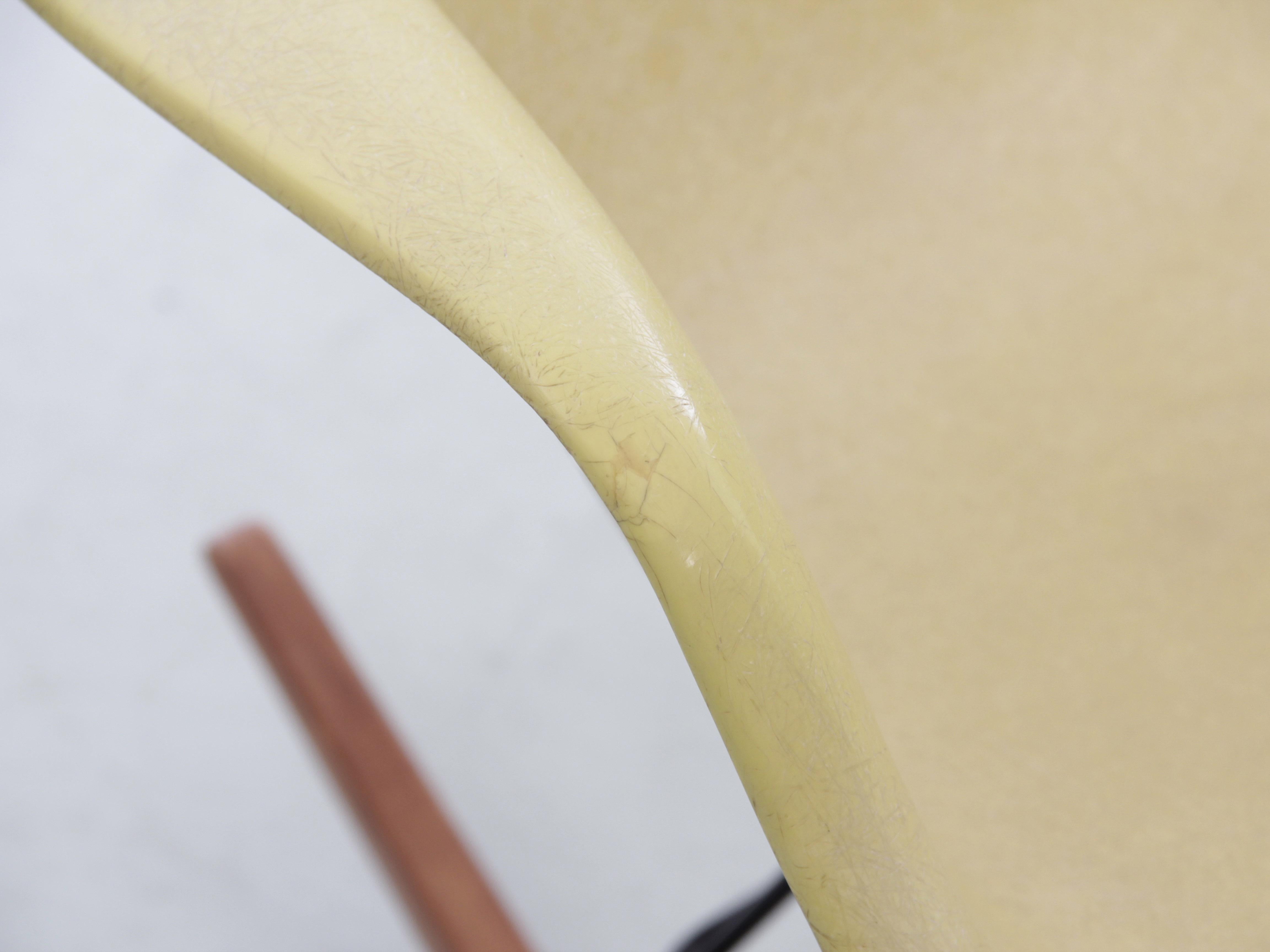 Milieu du XXe siècle Chaise à bascule Eames jaune d'origine vintage - Herman Miller en vente
