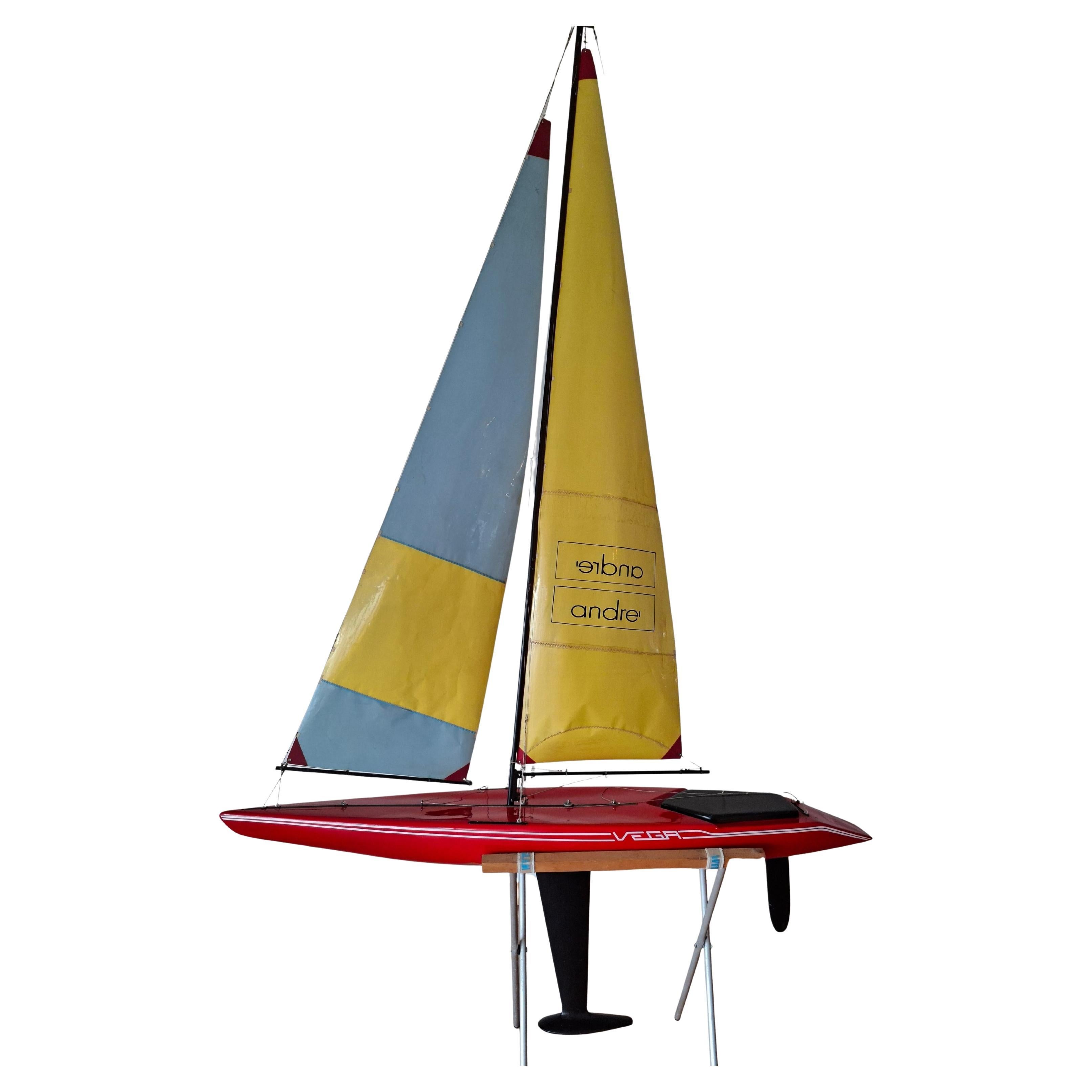 Rare bateau à voile RC 
VEGA
 1990 en vente