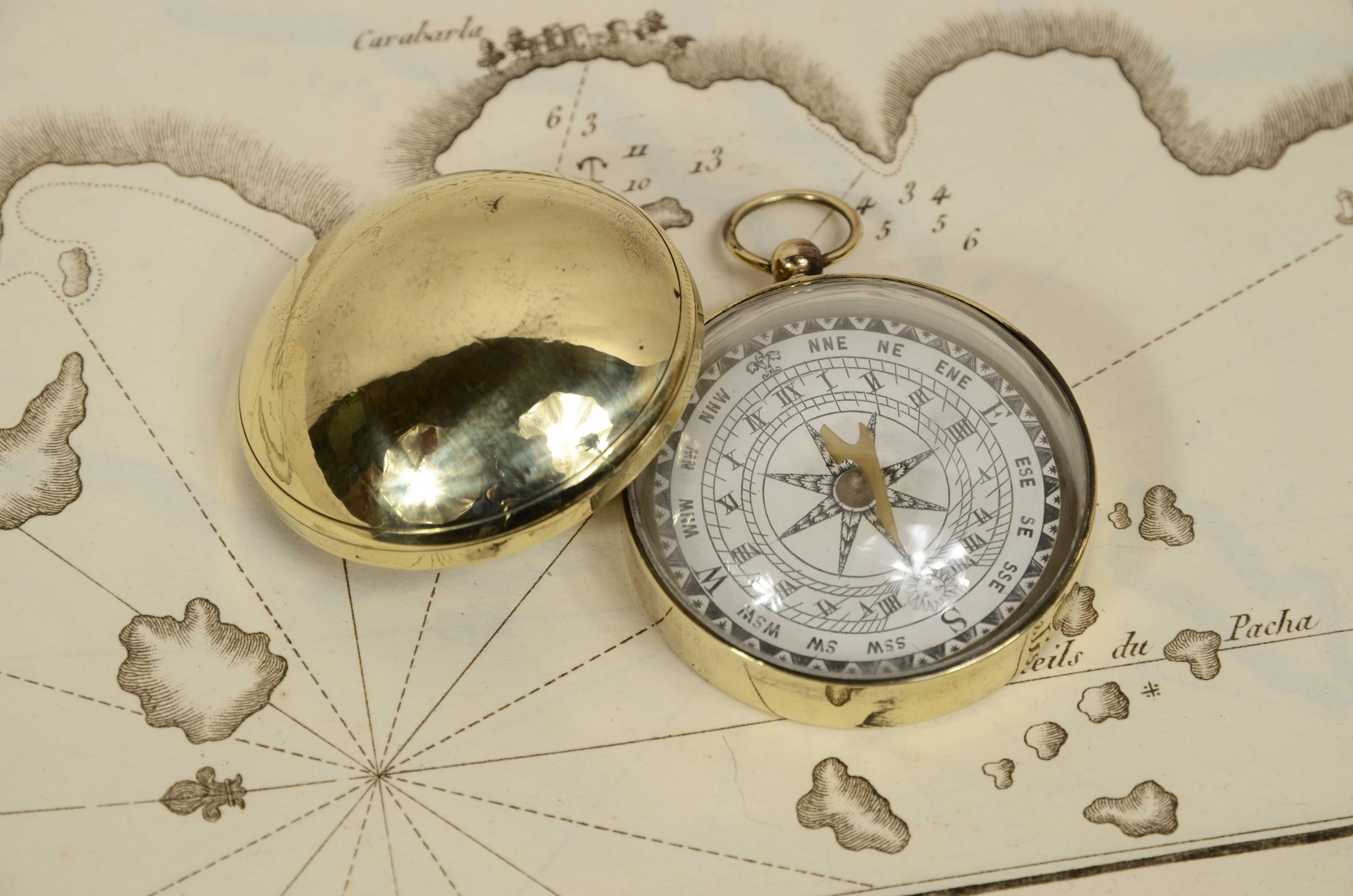 Rare antique compass and sundial together, mid-19th-century English manufacture, housed in a small brass box complete with lid. The Rose at sixteen  winds, with daytime hour inscriptions in Roman numerals, printed on copperplate engraving paper and