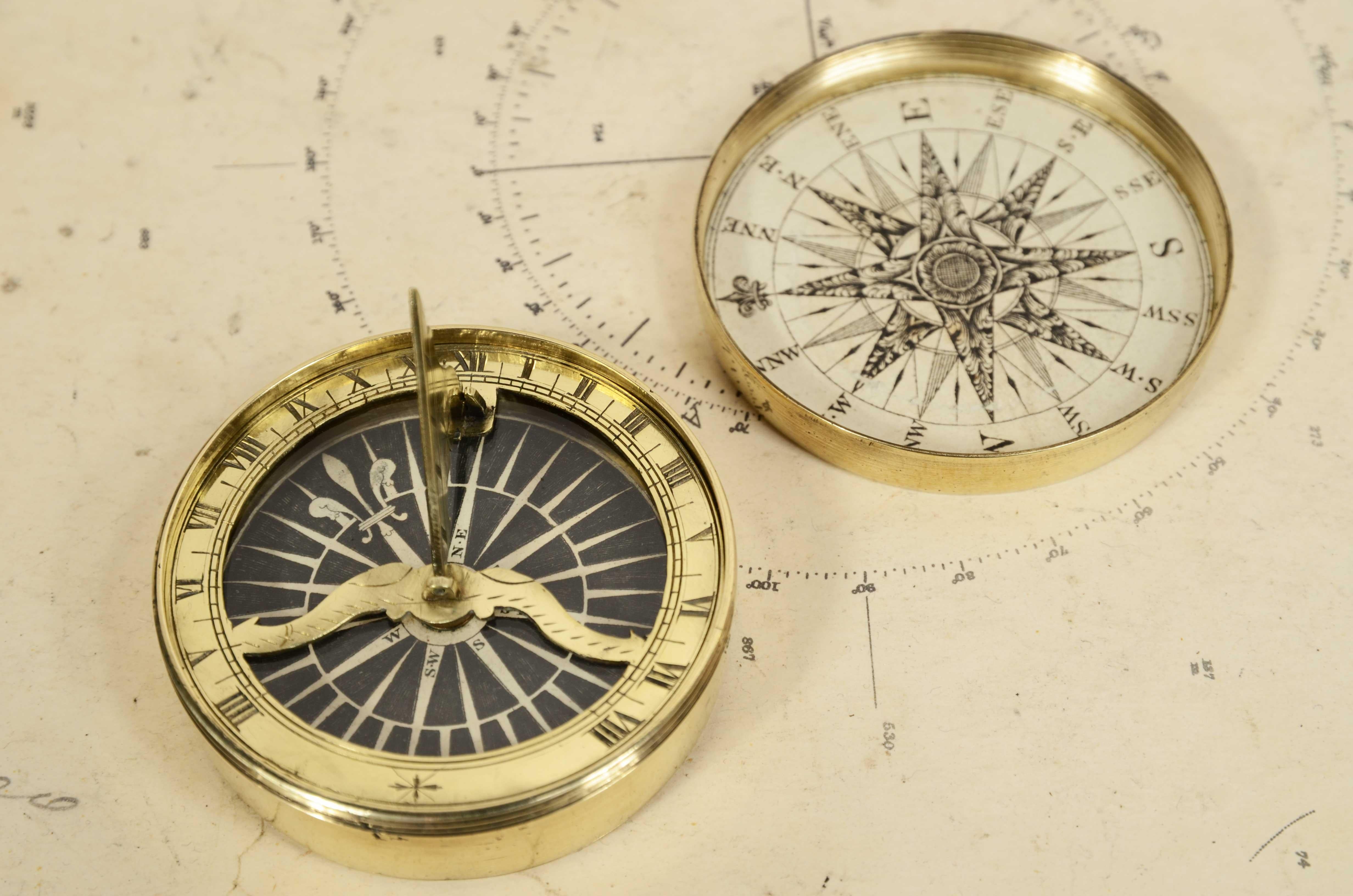 Brass Rare nautical compass and sundial together England first half of 19th sc For Sale