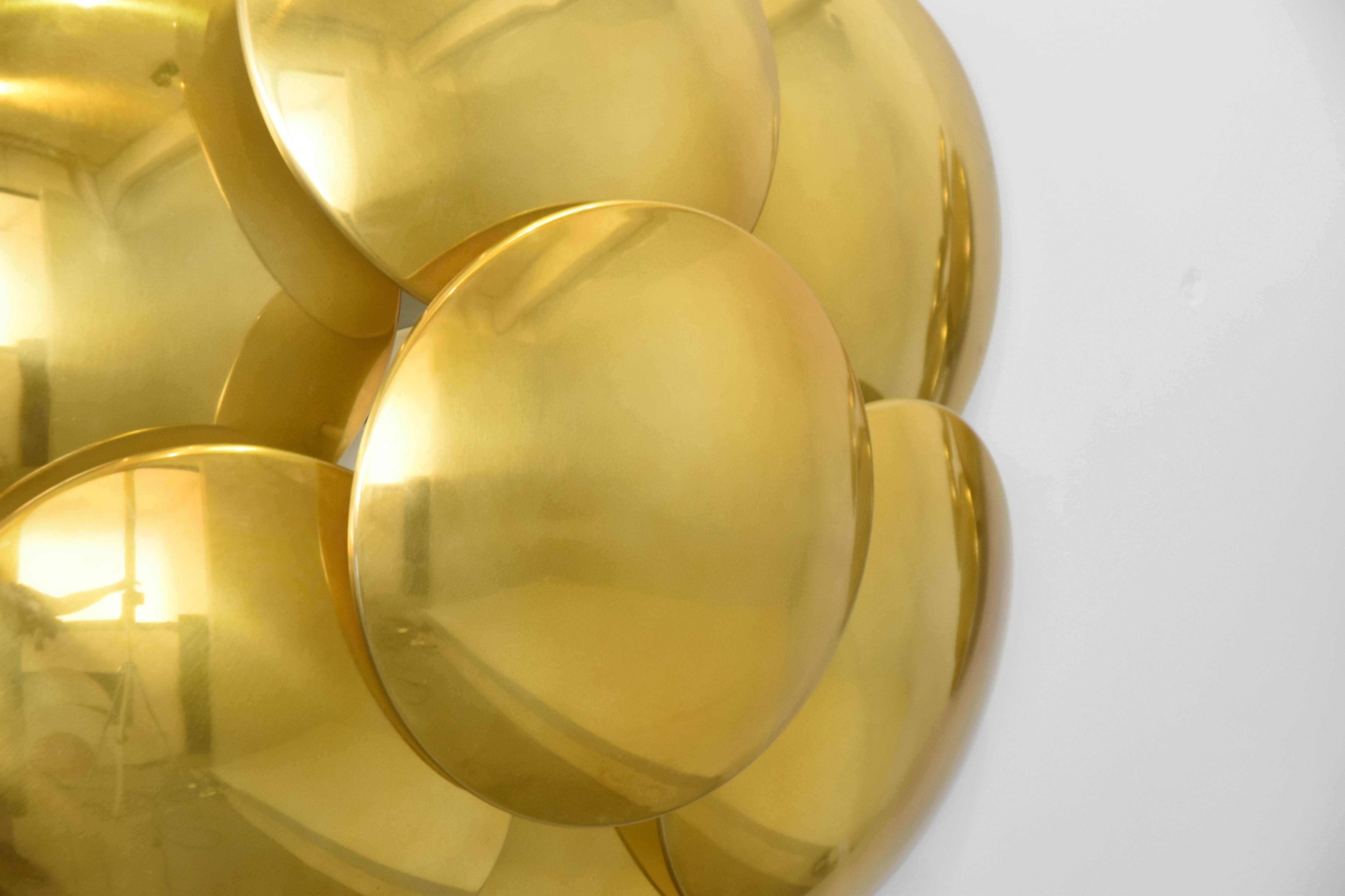 Incroyable paire de lampes murales en métal doré Design Goffredo Reggiani composée de sept disques en aluminium doré.
Très rares appliques murales en parfait état de fonctionnement avec l'étiquette d'origine de l'époque