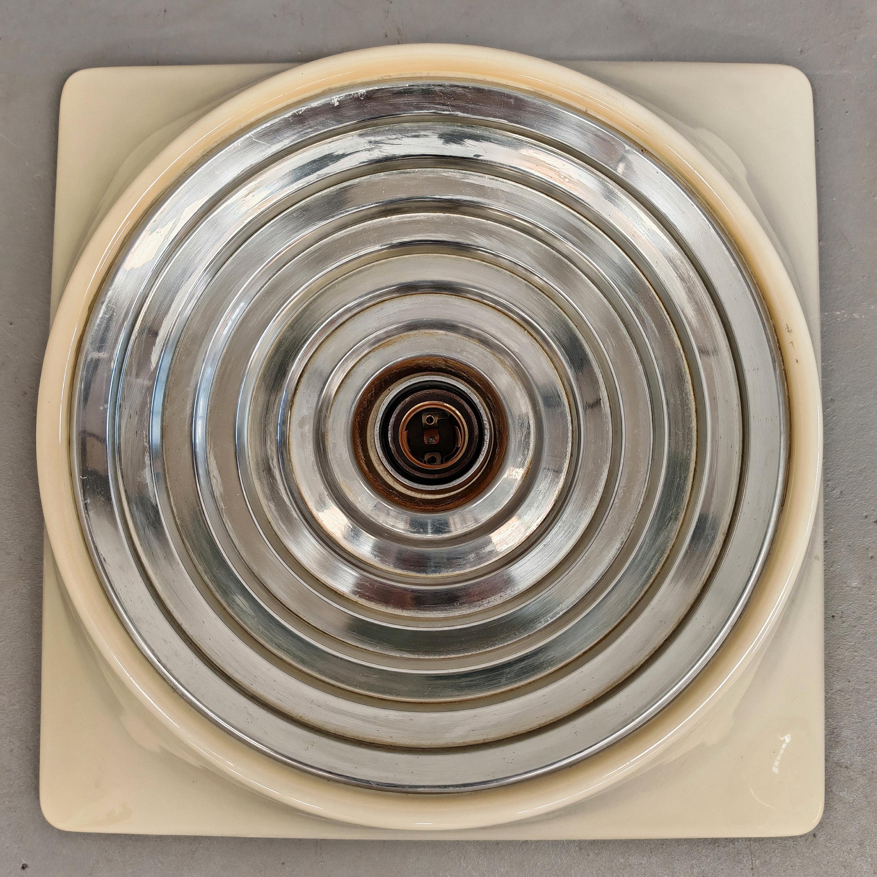 Rare paire d'appliques murales en plastique de l'ère spatiale Stilnovo des années 1960 avec diffuseur en métal moulé et cadre extérieur en plastique blanc présentant des signes de jaunissement d'époque, lui donnant une patine très attrayante
Les