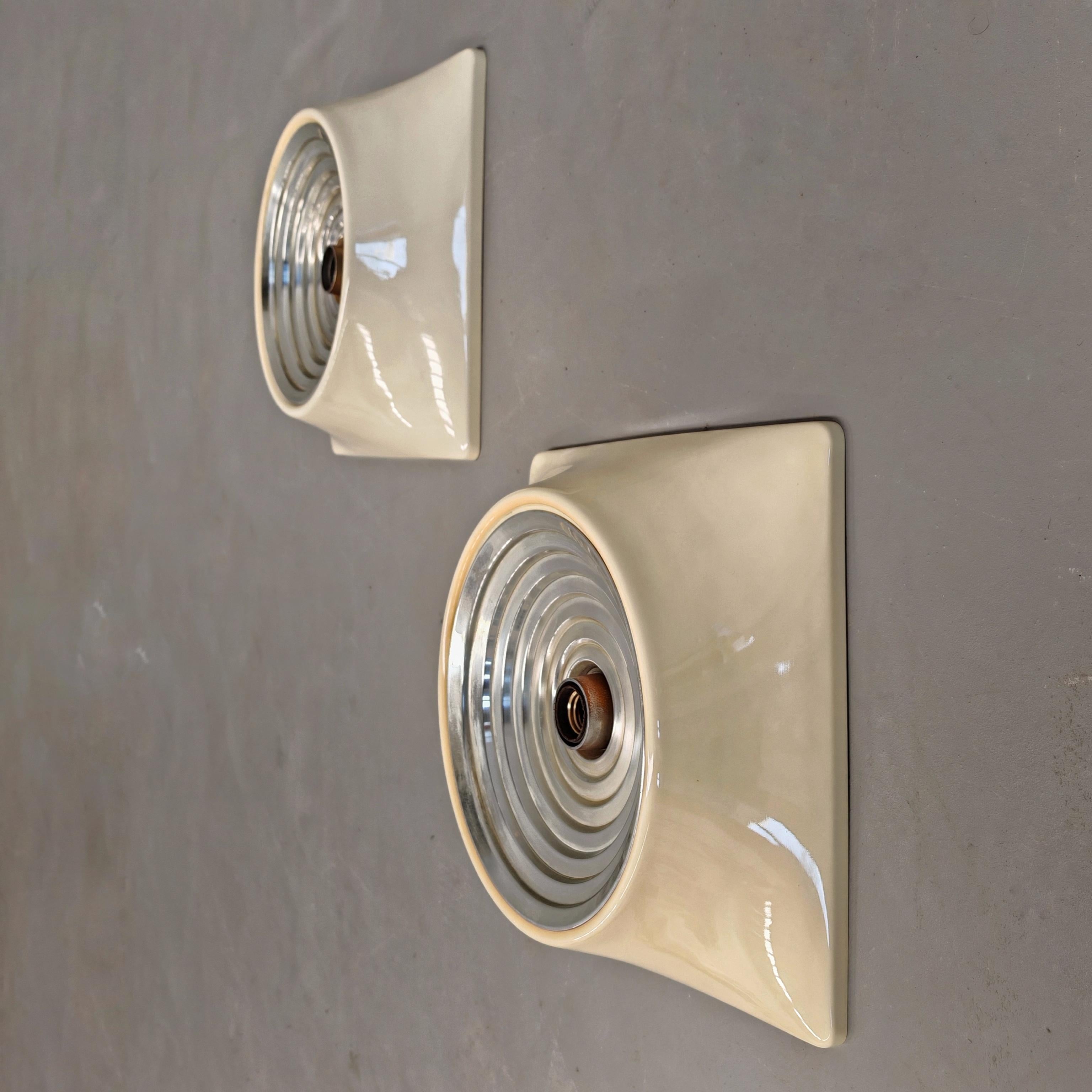 Mid-Century Modern Paire d'appliques design italiennes des années 1960  le style de l'ère spatiale - Stilnovo en vente