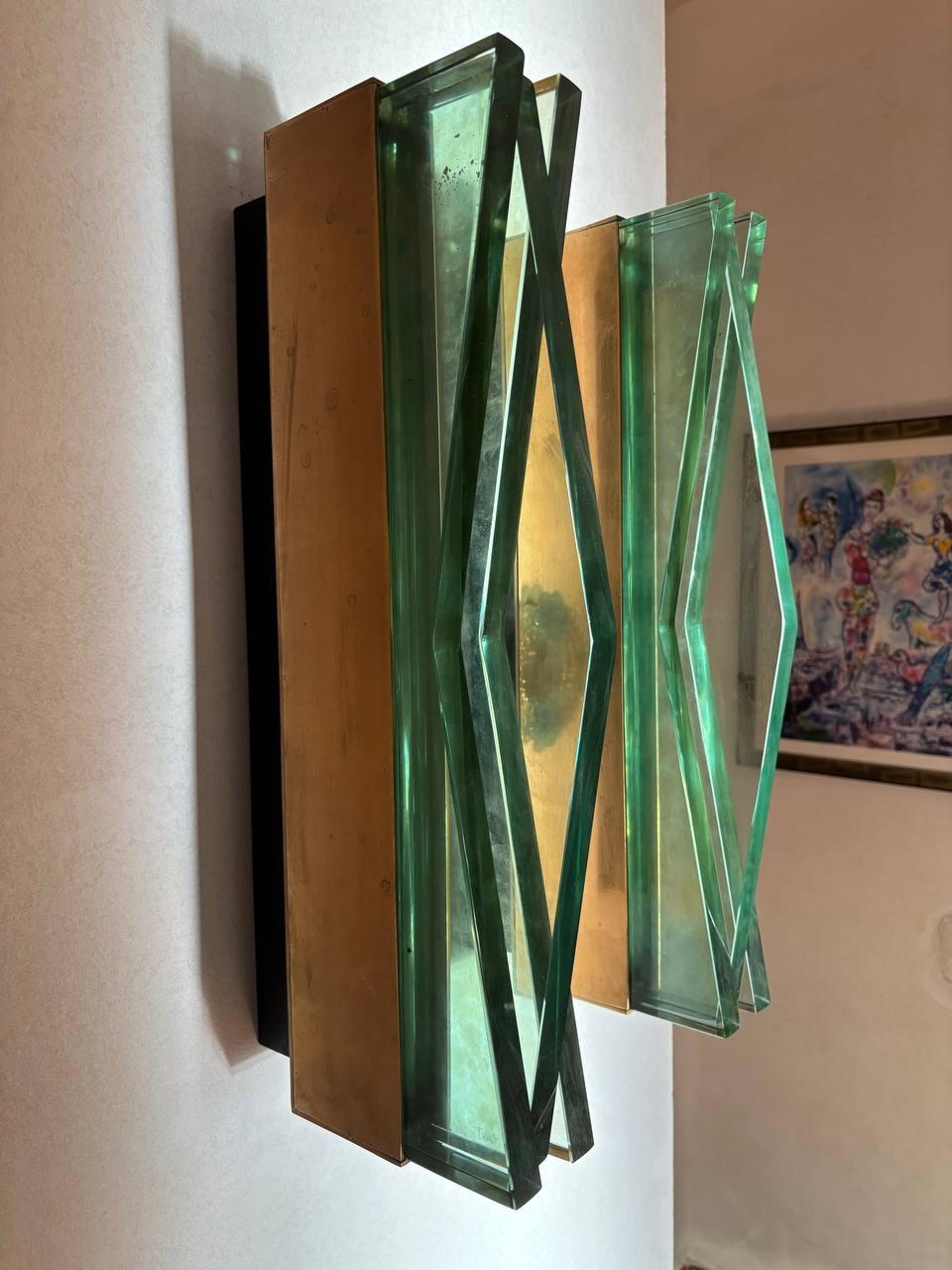  Diese alten Wandlampen wurden von dem berühmten Max Ingrand entworfen und von Fontana Arte in Mailand, Italien, in den 1960er Jahren hergestellt.
Die Wandleuchten zeichnen sich durch ein anspruchsvolles und luxuriöses Design aus, das sich durch