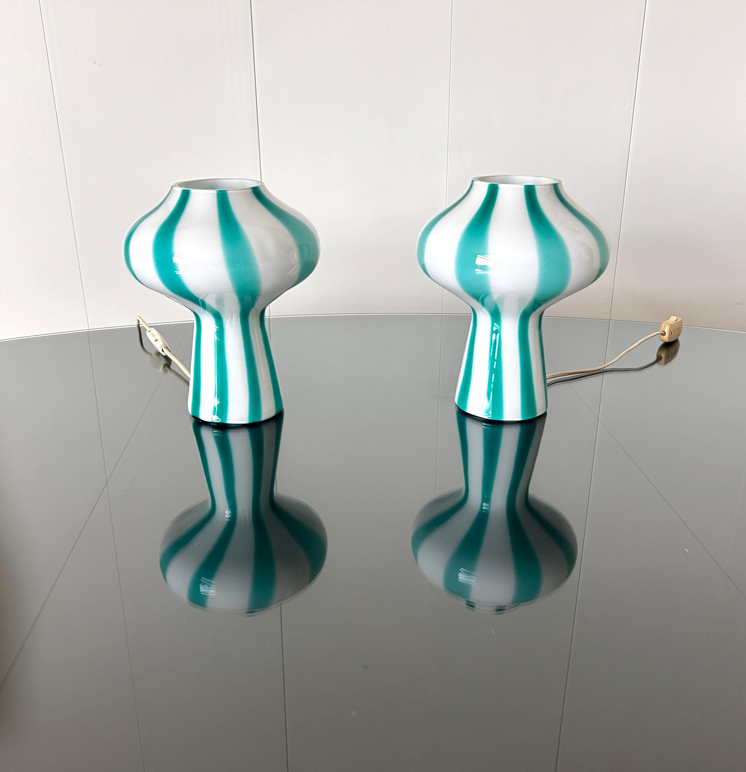 Rara coppia di lampade da tavolo in vetro opalino bianco a canne larghe in vetro verde
Il manufatto, noto anche come 