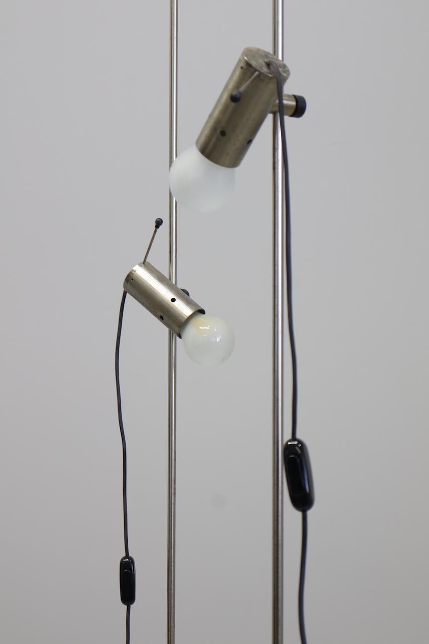 Raro par de lámparas de pie de Tito Agnoli para Oluce (Modelo nº 387) en venta 4