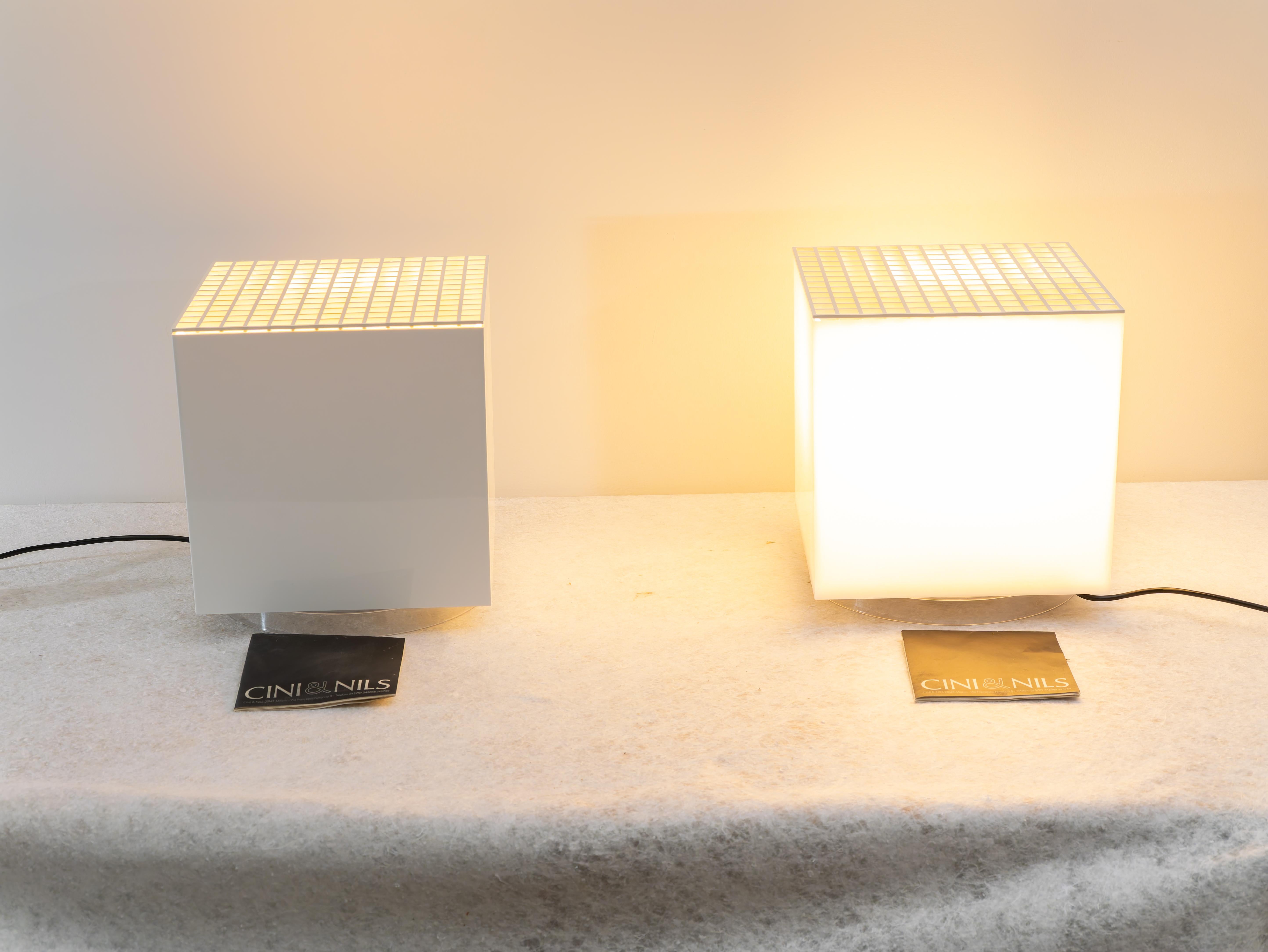 Raro par de lámparas y florero Cubo Luce de Studio OPI para Cini&Nils, Made in Italy, 1970s. 
Raro Par de Lámparas y Florero Minimal en Acrílico Blanco, Modelo Cubo Luce, Diseñador Studio OPI fabricado por Cini&Nils, año 1970. Su particularidad es