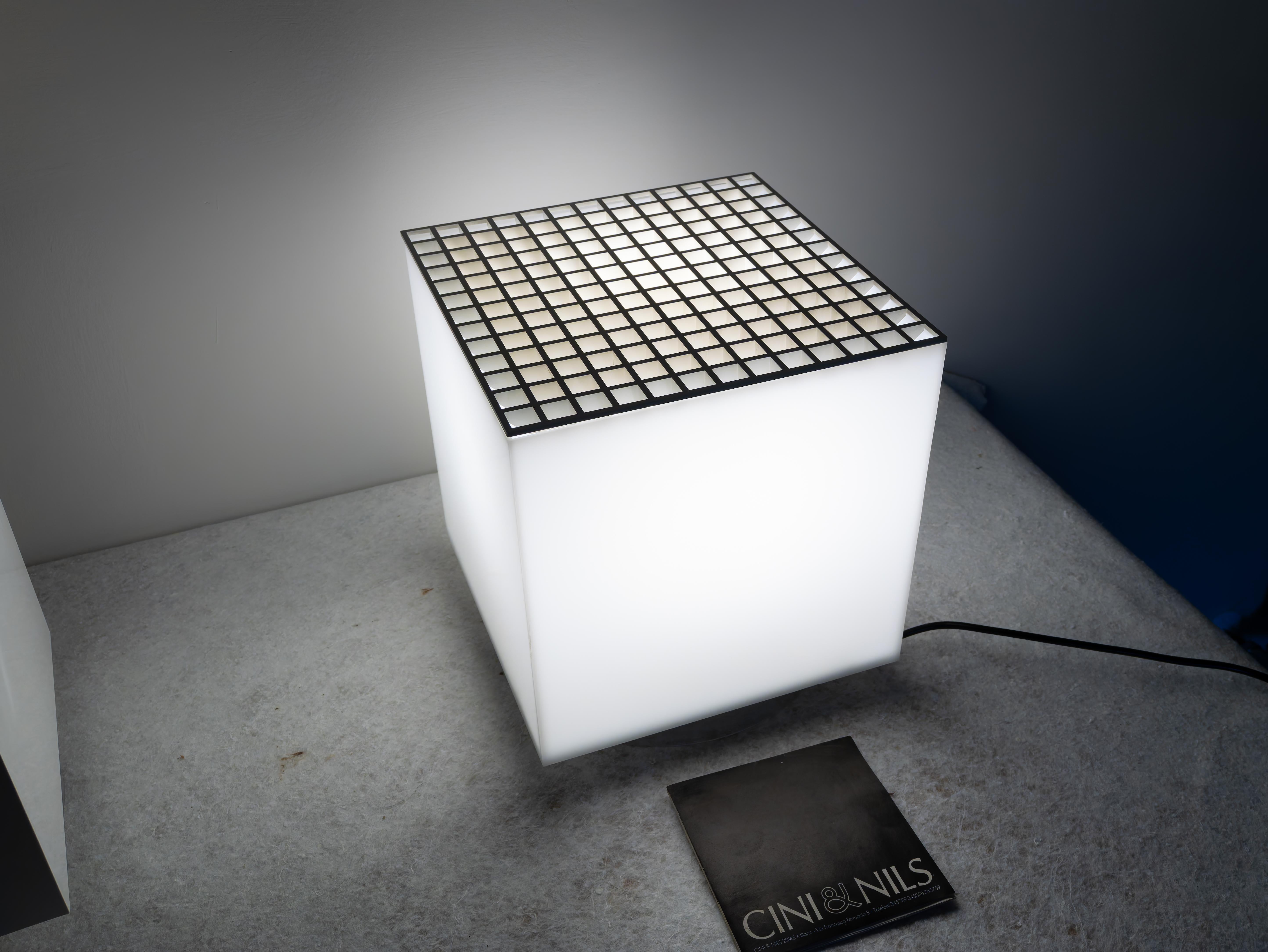 Raro par de lámparas y florero Cubo Luce de Studio OPI para Cini&Nils Late 20th Century en venta