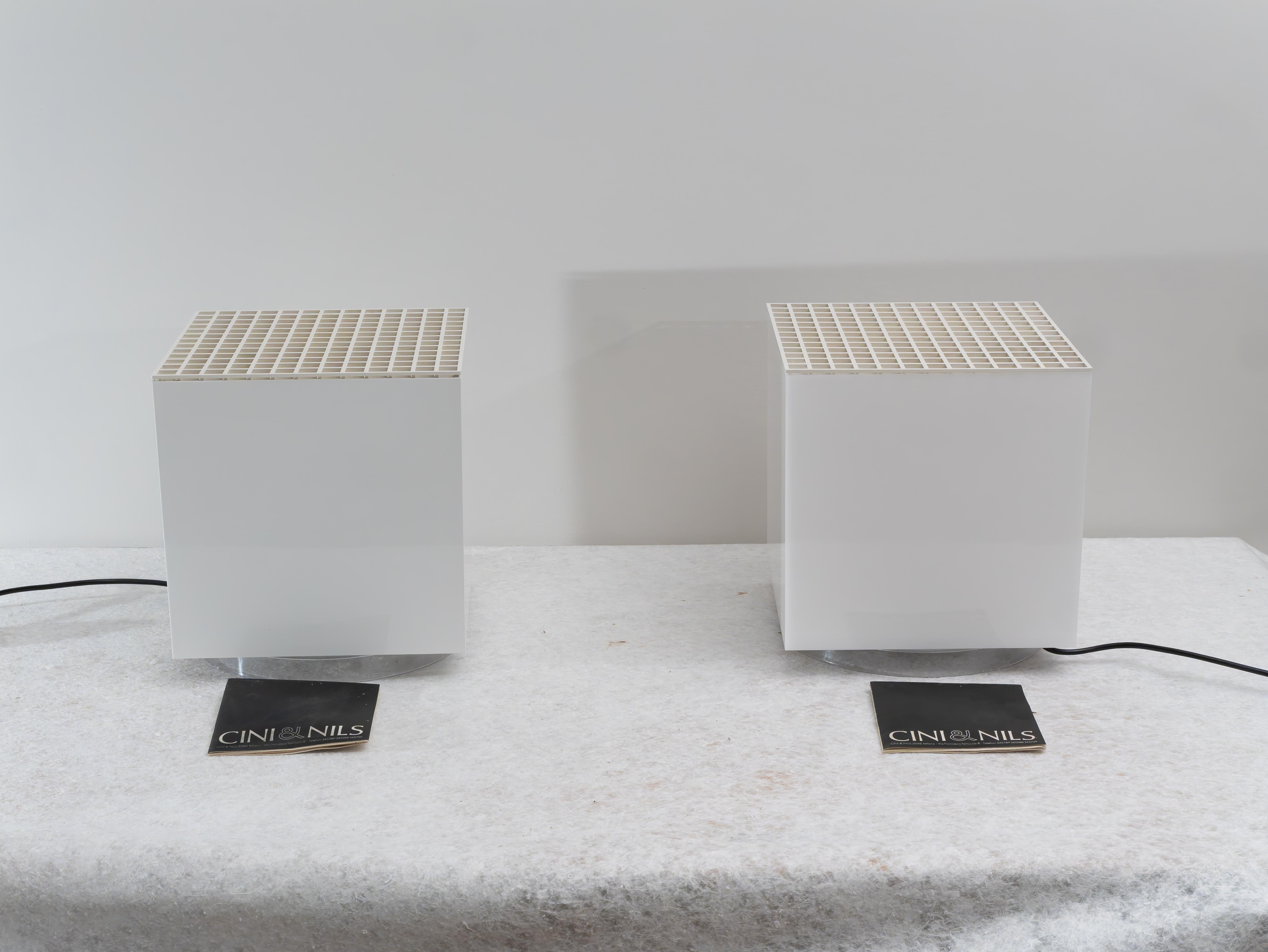 Raro par de lámparas y florero Cubo Luce de Studio OPI para Cini&Nils Acrílico en venta