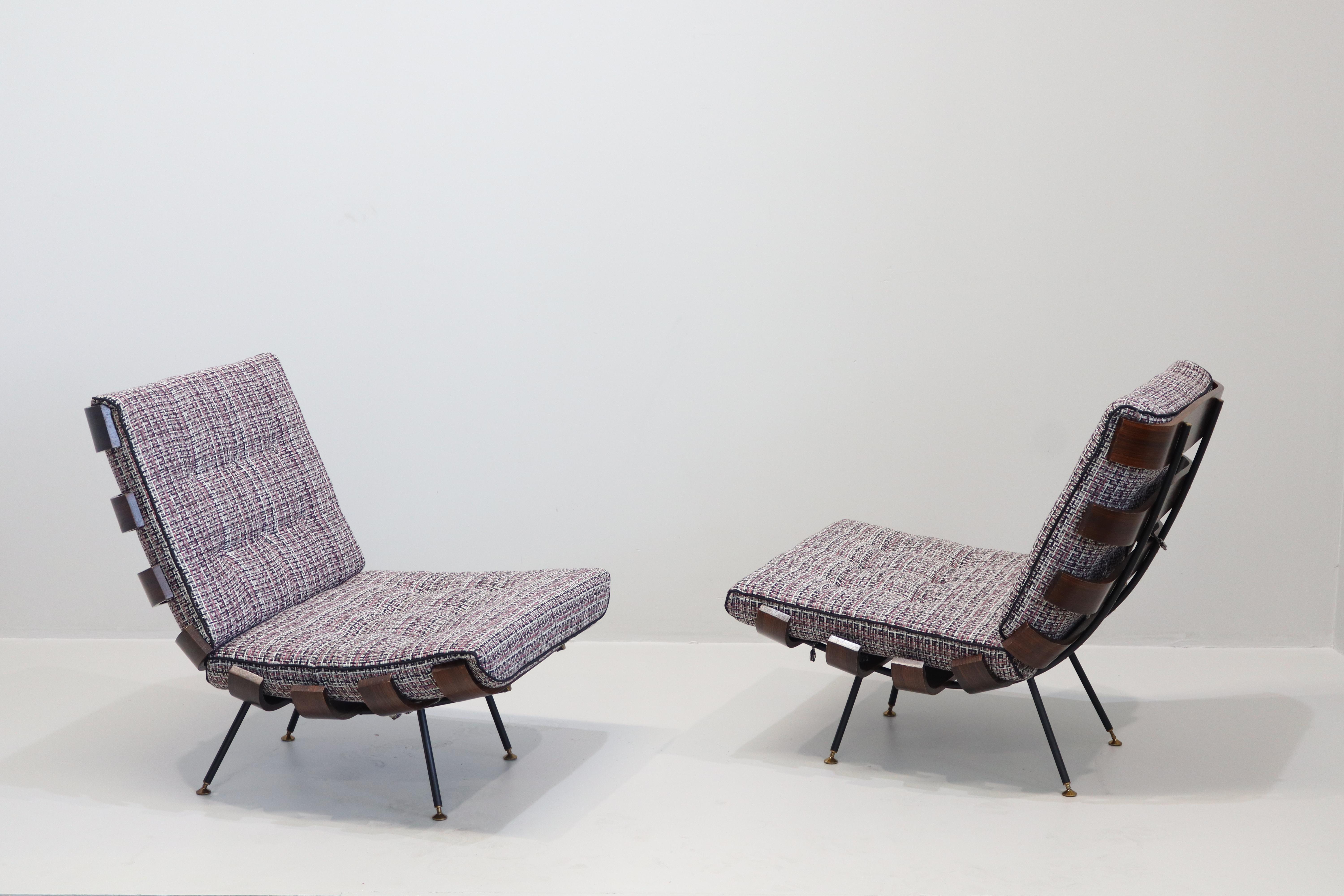 Bella e iconica coppia di due poltrone Costela dei leggendari designer brasiliani Carlo Hauner e Martin Eisler per Forma, Brasile. Ottime condizioni, legno di teak. Il nome 