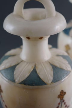 Seltenes Paar neoklassizistischer Alabaster- und Scagliola-Urnen aus Florenz des 18