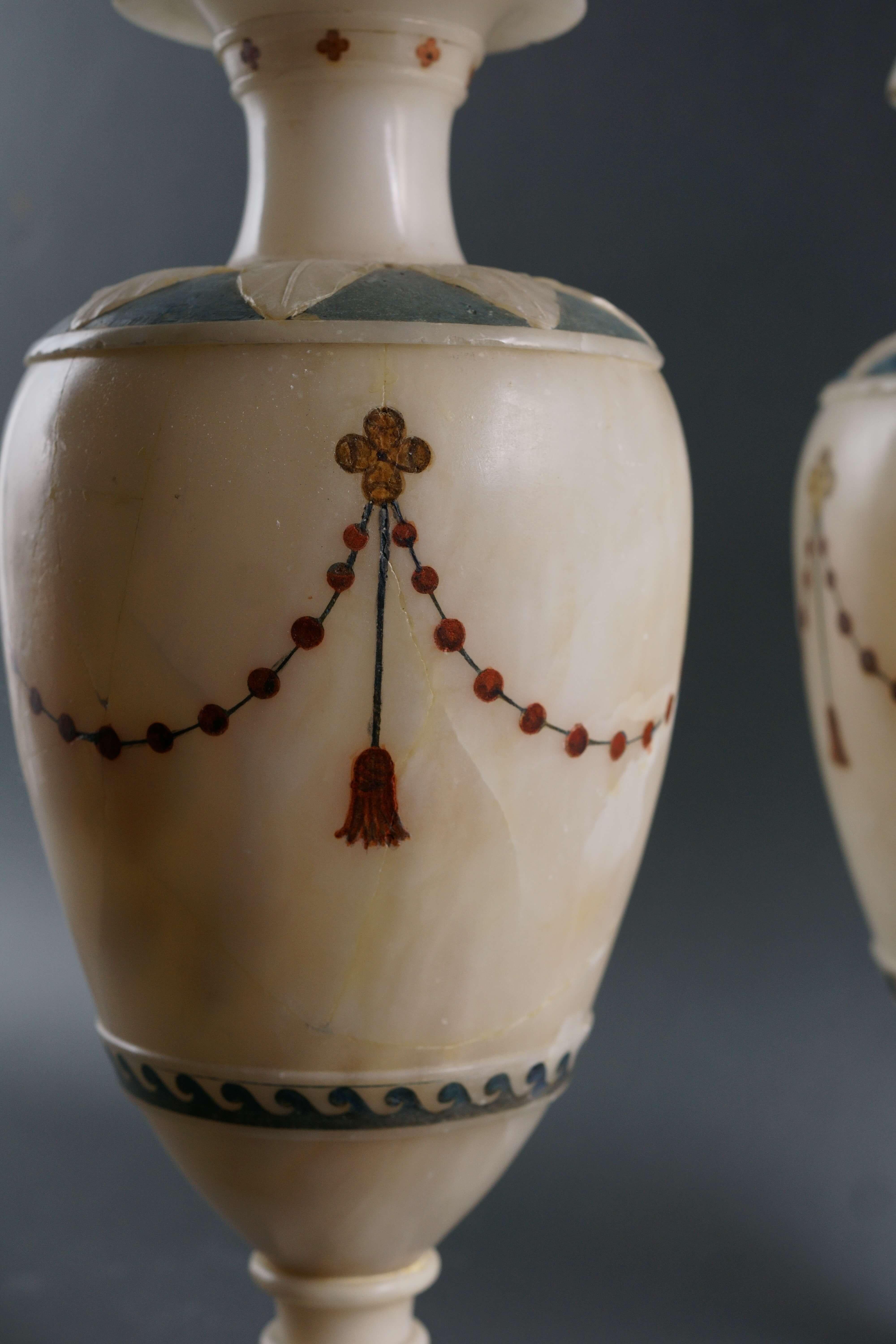 Fatto a mano Rara coppia di Urne Neoclassiche in Alabastro e Scagliola Firenze XVIII secolo in vendita