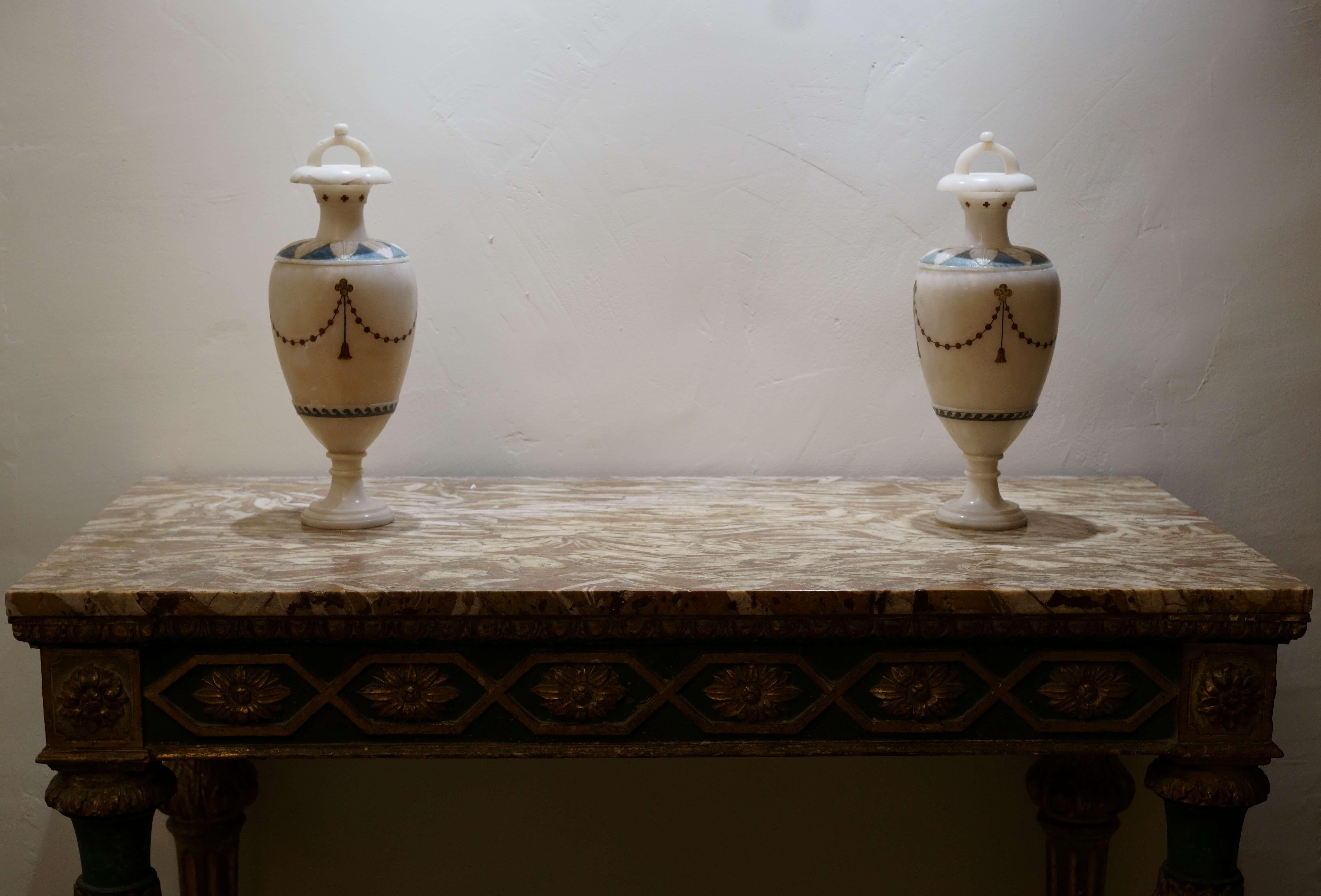 Rara coppia di Urne Neoclassiche in Alabastro e Scagliola Firenze XVIII secolo in vendita 2
