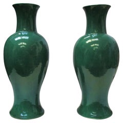 Rara pareja de jarrones de porcelana china de un solo color verde.