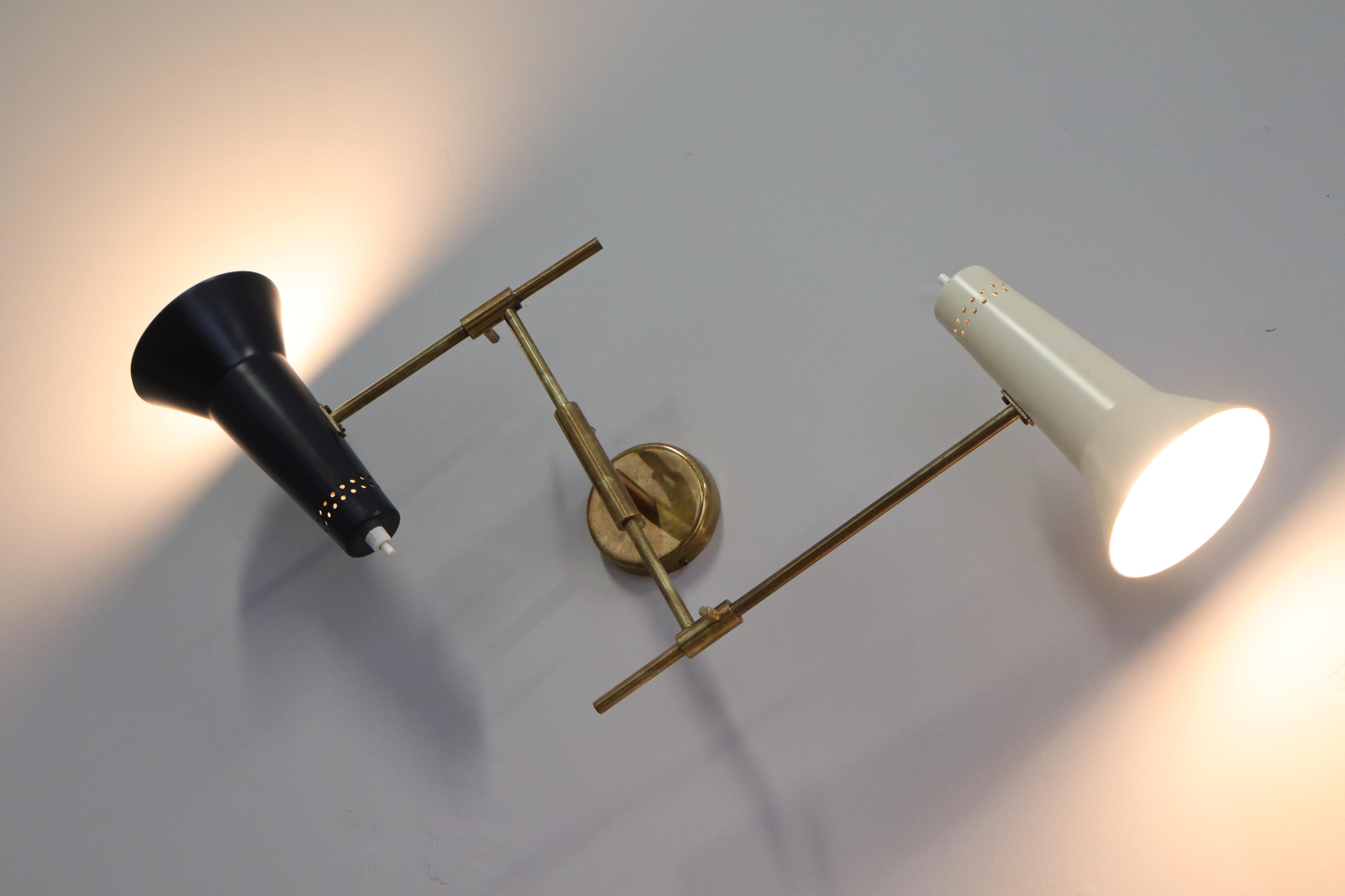 Beeindruckendes Paar Wandlampen Modell 169/2, entworfen von Gino Sarfatti und hergestellt von Arteluce, Italien 1952. 
Diese großen Wandlampen stammen aus einer Serie von Wandlampen, die 1952 von Gino Sarfatti entworfen wurden; dieses Modell mit 2