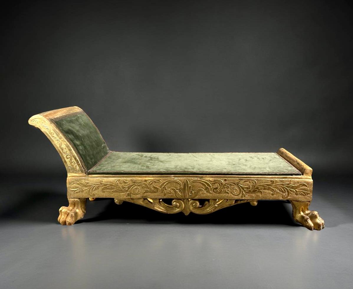 Raro modelo de taller de una dormeuse o méridienne, en madera ricamente tallada y dorada, que data del periodo Imperio, hacia 1805. 
Perfecta reproducción a escala, la dormeuse está totalmente tapizada en terciopelo verde original. Descansa sobre