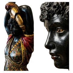 Seltene nubische Figur in venezianischem Kleid - Lackierte und vergoldete Holzskulptur