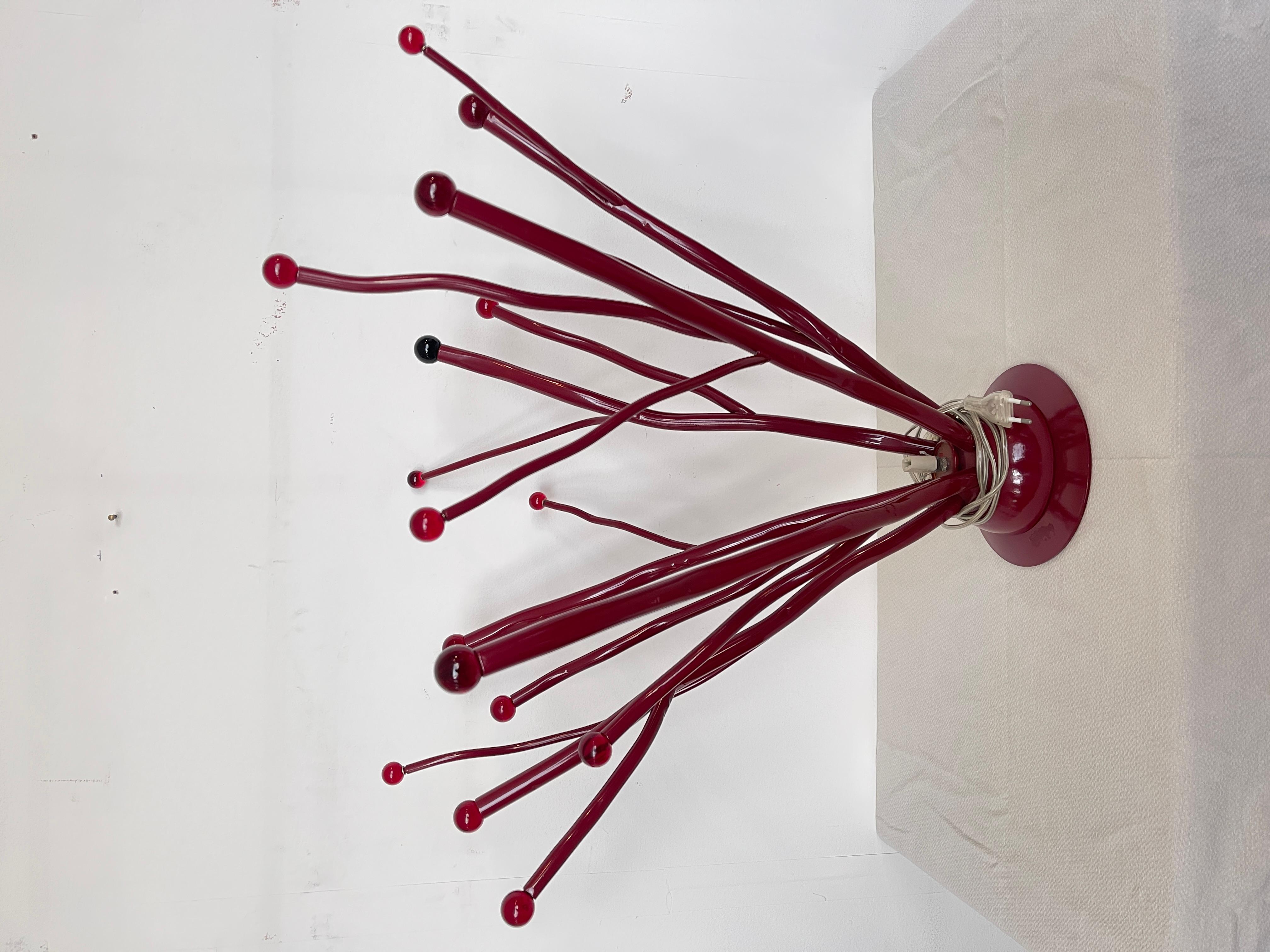 Rara lámpara de mesa de diseño rojo años italianos 