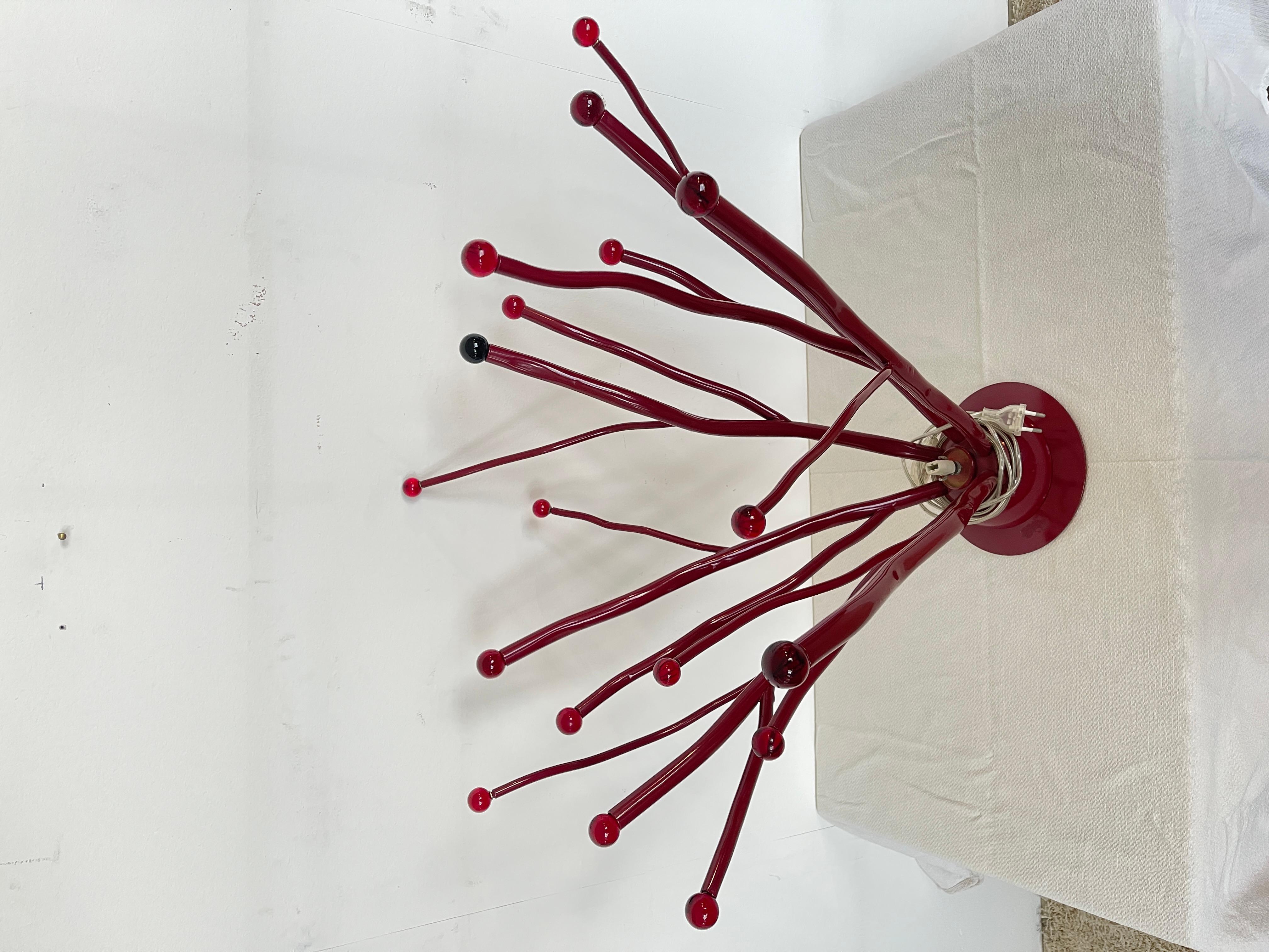 Rara lámpara de sobremesa italiana de diseño rojo de los años 90 Moderno de mediados de siglo en venta
