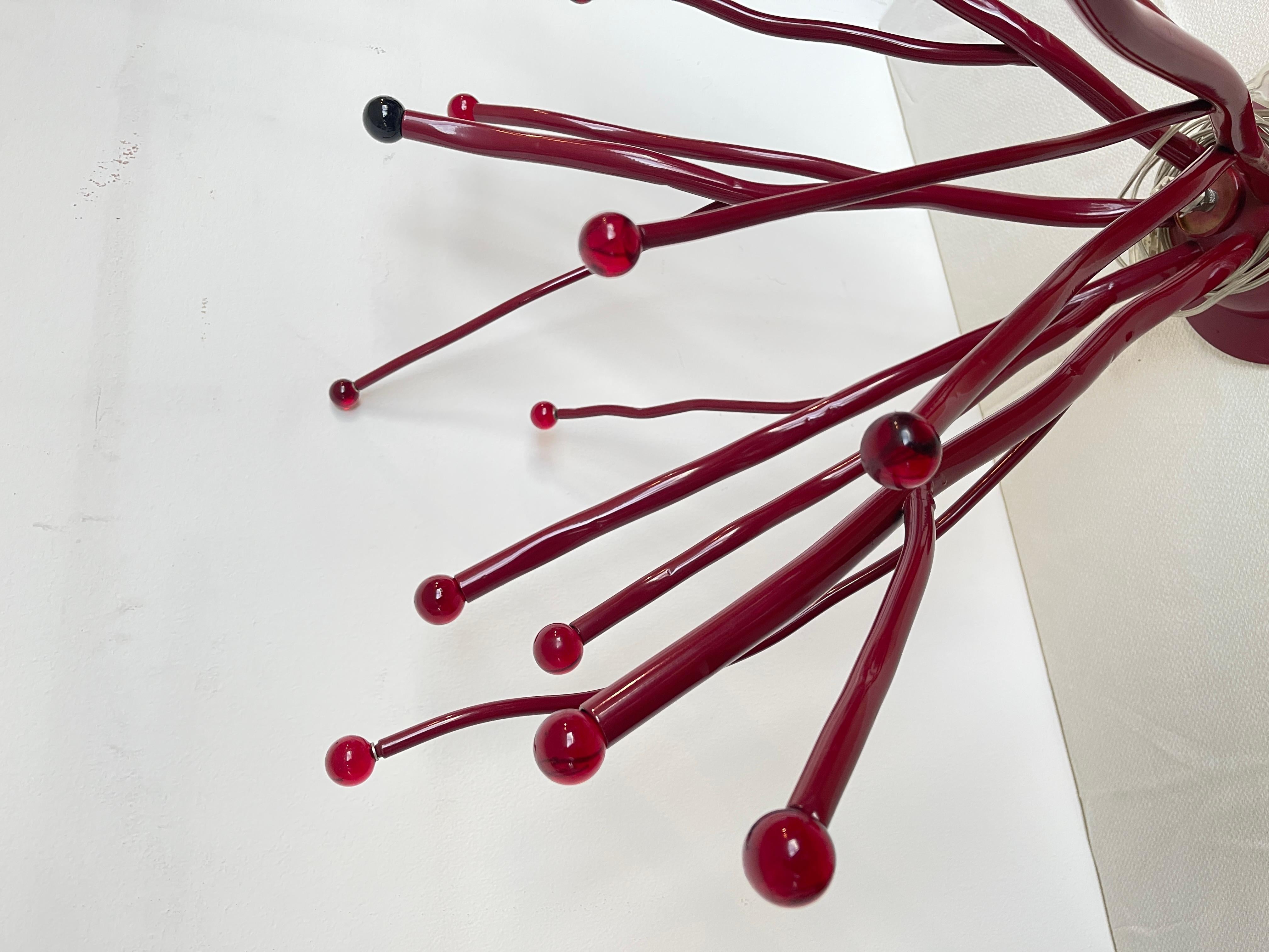 Rara lámpara de sobremesa italiana de diseño rojo de los años 90 Otro en venta