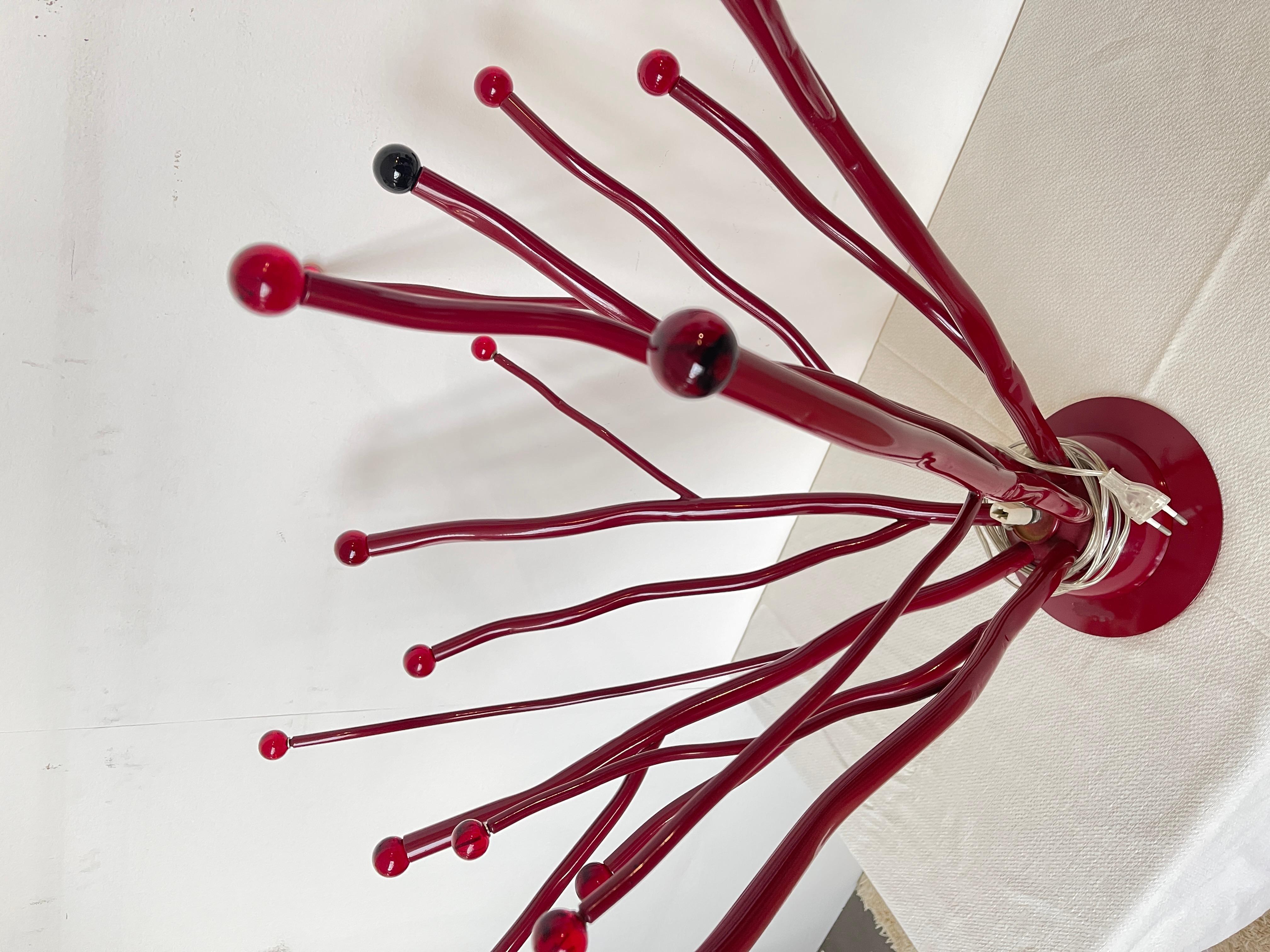 Rara lámpara de sobremesa italiana de diseño rojo de los años 90 en Bueno estado para la venta en Cantù, IT