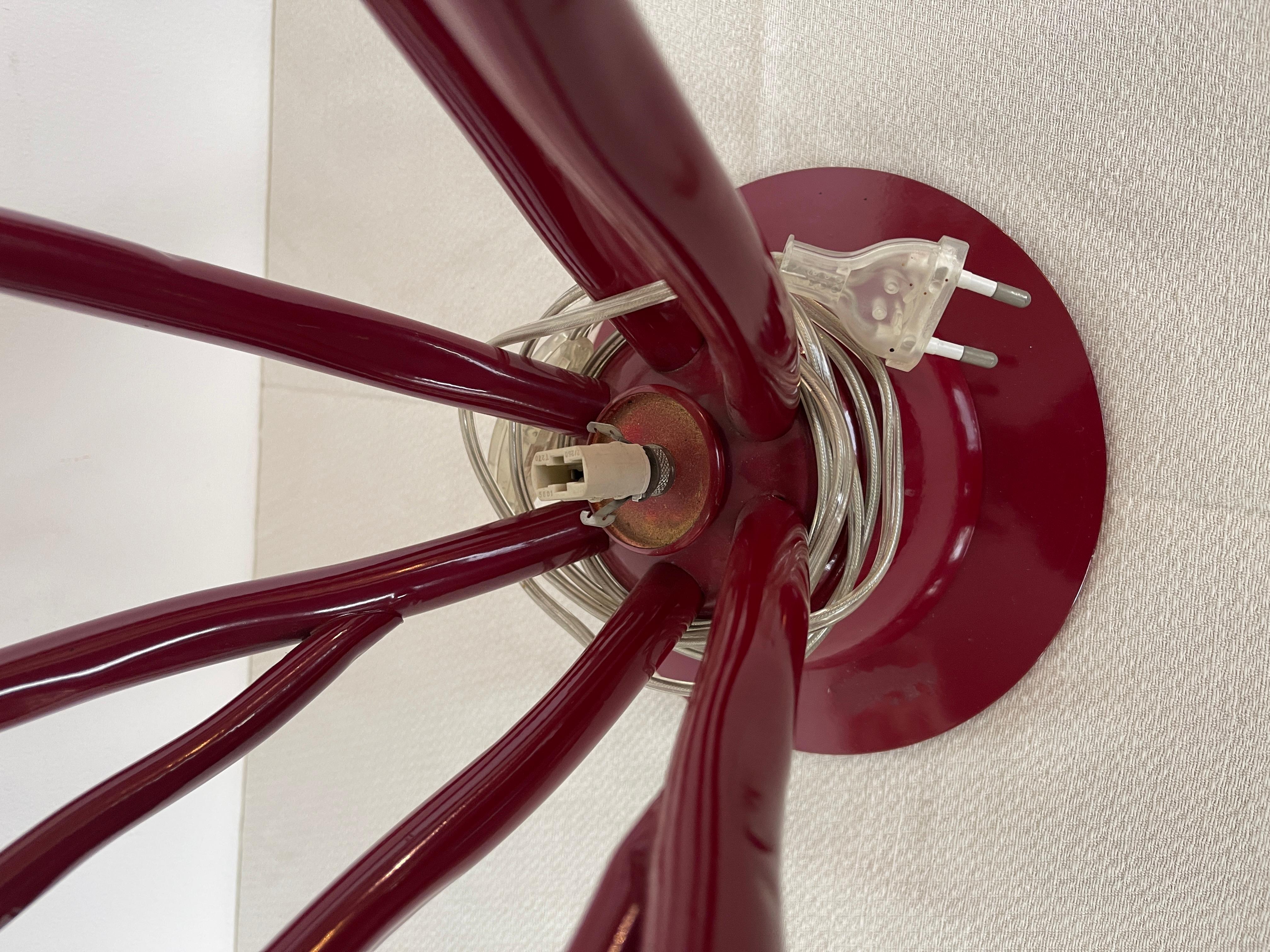 Rara lámpara de sobremesa italiana de diseño rojo de los años 90 20th Century en venta