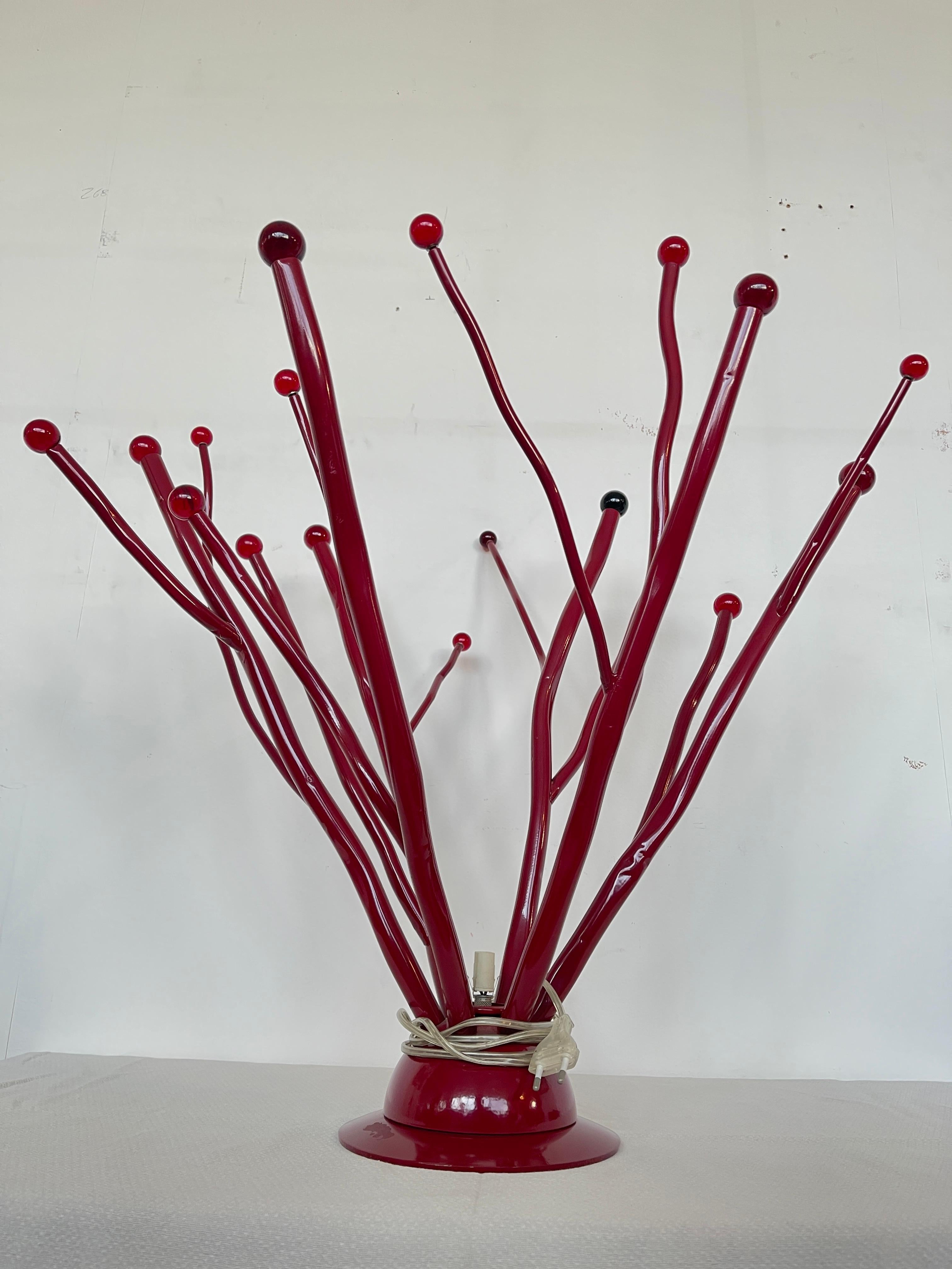 Rara lámpara de sobremesa italiana de diseño rojo de los años 90 en venta 1