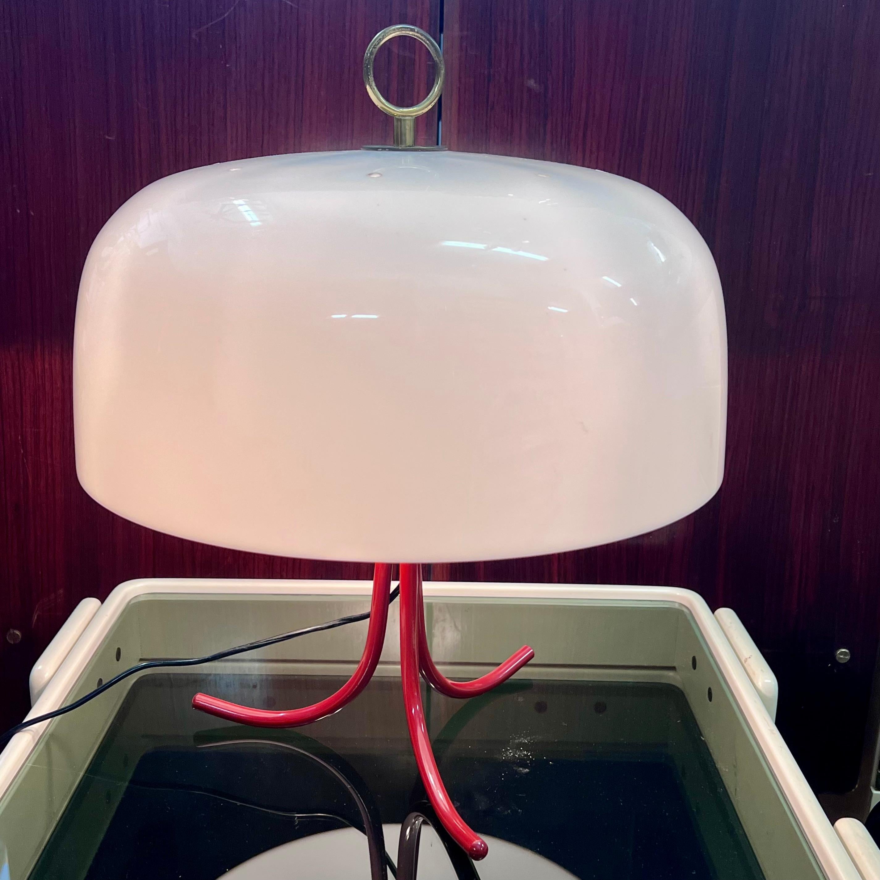 Rarissima lampada da tavolo dei designer italiani Sergio Asti & Sergio Favre, del 1960 e prodotta da Rusconi.
Presente nel volume 