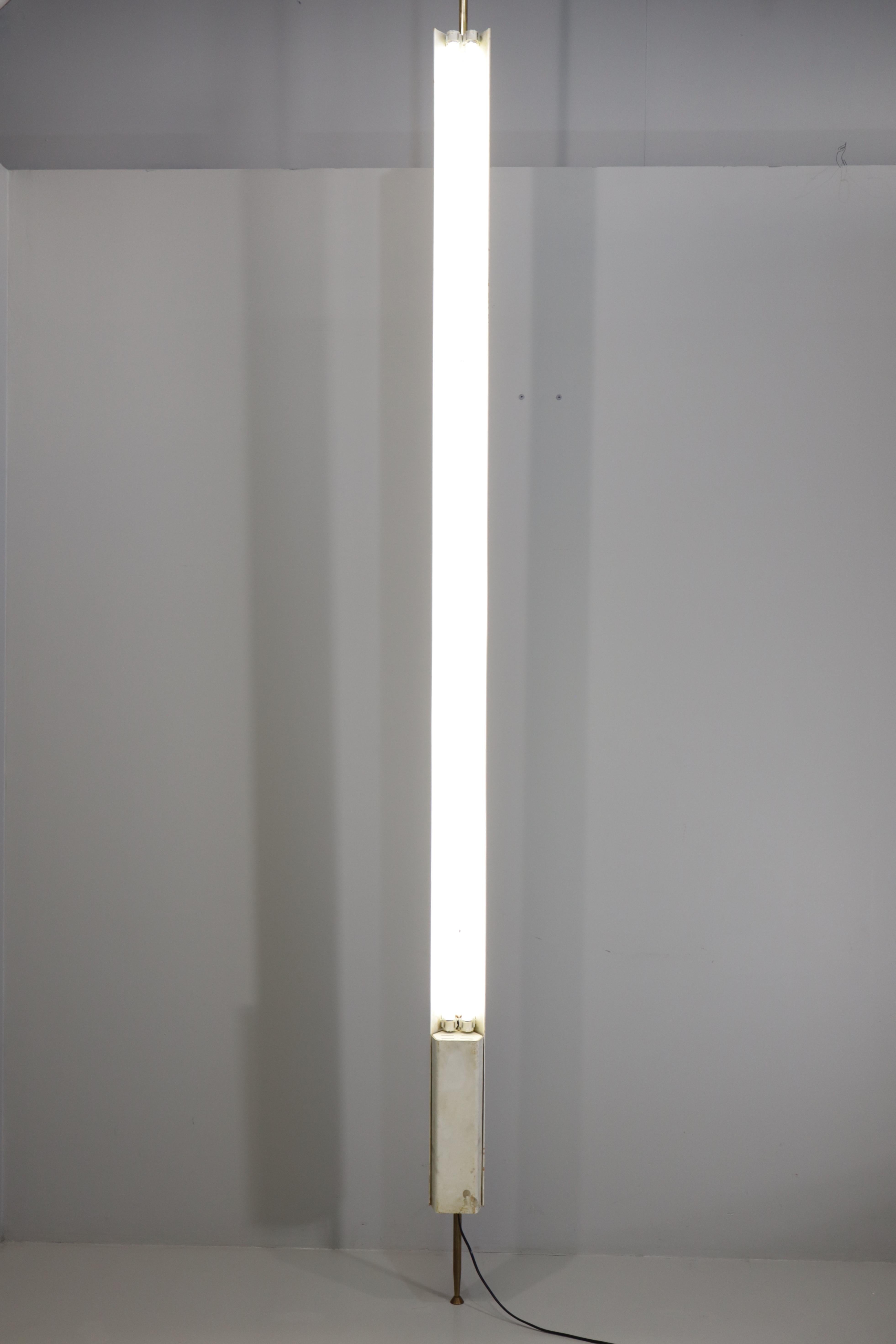 Seltene Stehleuchte Modell LT8 von Osvaldo Borsani (Aluminium) im Angebot