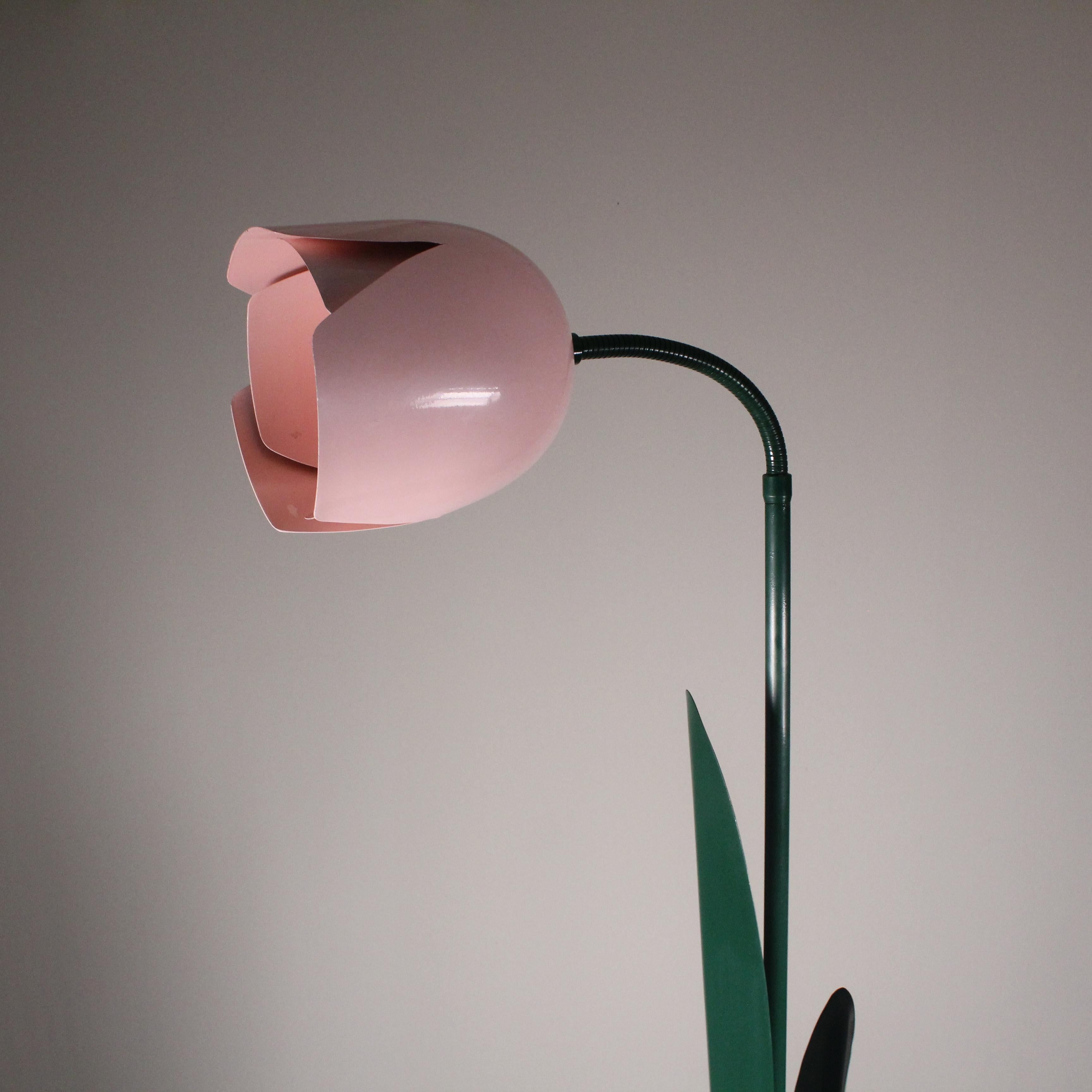 Peter Bliss' rare Tulip Lamp embodies an extraordinary harmony between form and function. An icon of postmodern design, this lamp exudes elegance and originality. Its flowing, organic lines recall nature, while its bold use of color and materials