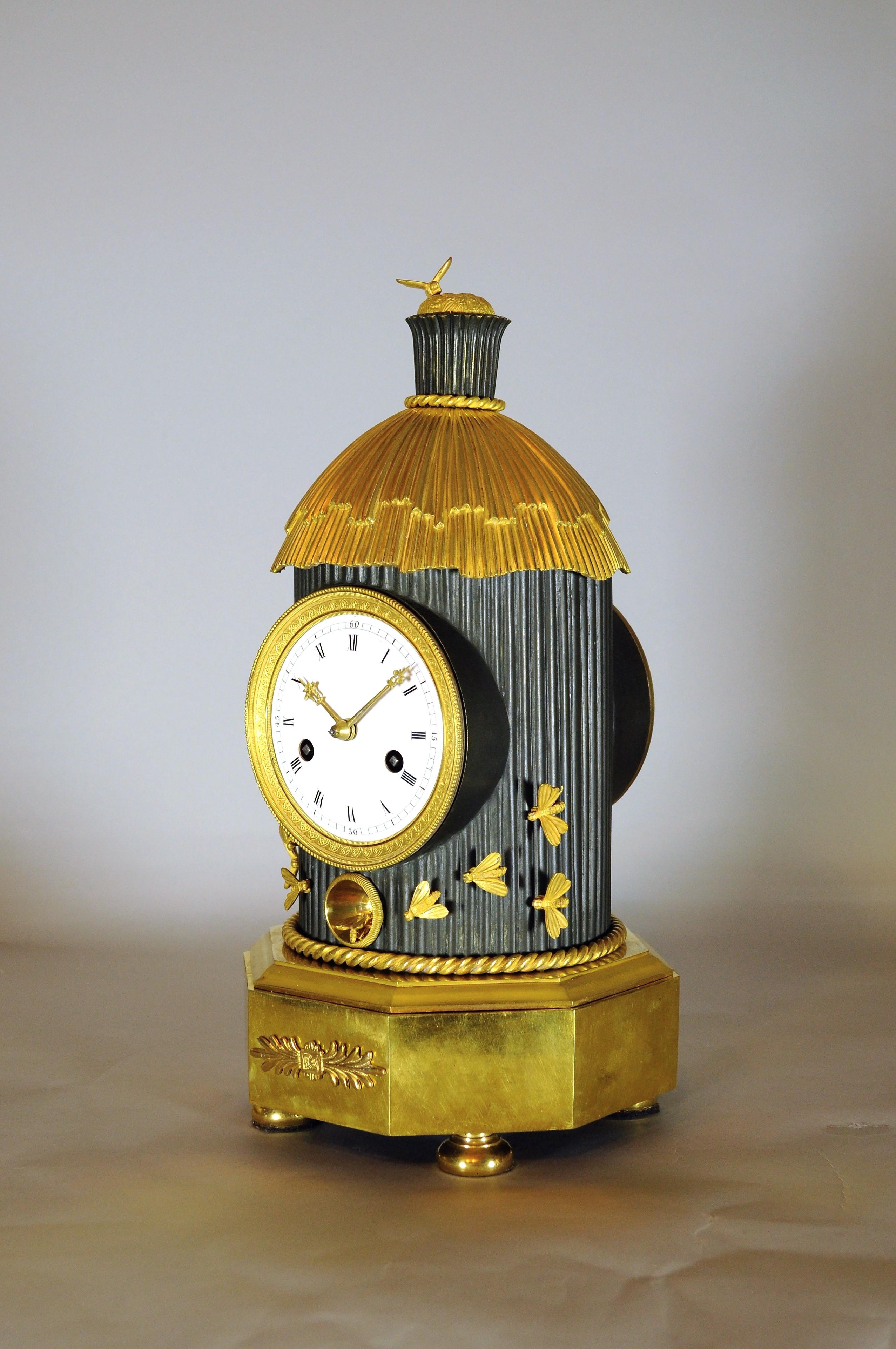 Bella e rara pendola francese detta “la ruche”, su modello di Claude Galle (nel 1786 già Maître-Fondeur)
Cassa in bronzo dorato e brunito rappresentante un'antica arnia di api in paglia. La base di forma ottagonale posa su quattro piedini ed è