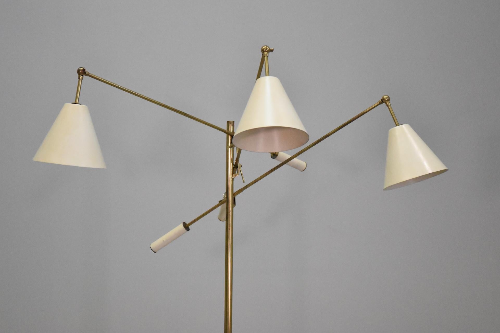 Angelo Lelli per Arredoluce, lampada da terra Triennale, ottone n. l, Italia, circa 1953. Questa lampada iconica è stata progettata da Angello Lelii per Arredoluce in Italia nel 1953. ha tre cappelli ciascuno montato su un'asta lunga e raggruppata