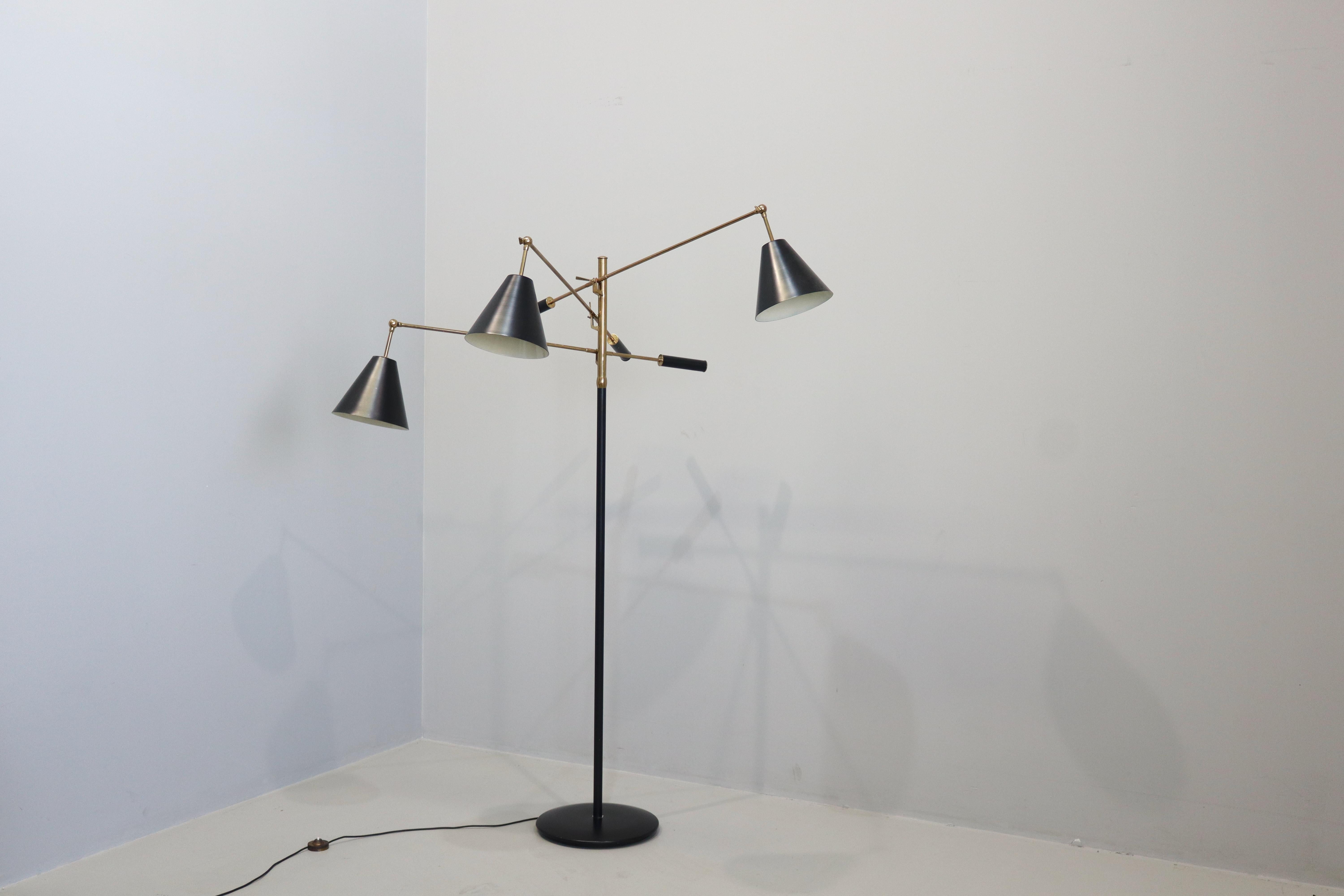 Angelo Lelli per Arredoluce, lampada da terra Triennale, ottone n. l, Italia, ca. 1953. Diese ikonische Lampe wurde 1953 von Angello Lelii für Arredoluce in Italia entworfen. Sie besteht aus drei Köpfen, von denen jeder auf einer langen Stange