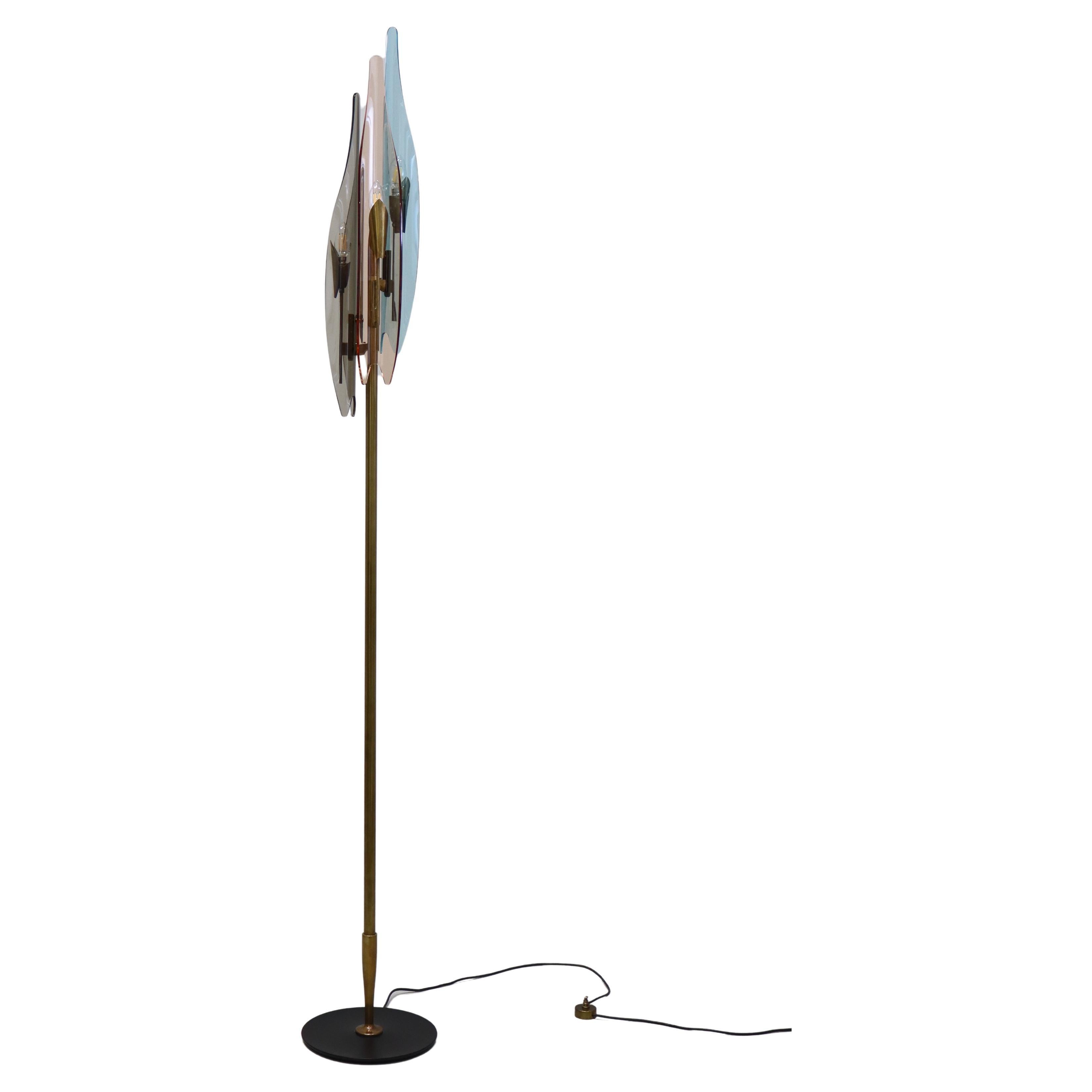 Lampada da terra Rare Dahlia von Max Ingrand für Fontana Arte.

Vetro colorato, ottone, metallo verniciato.

Pubblicato: Il Design Italiano Degli Anni '50, S. 231.